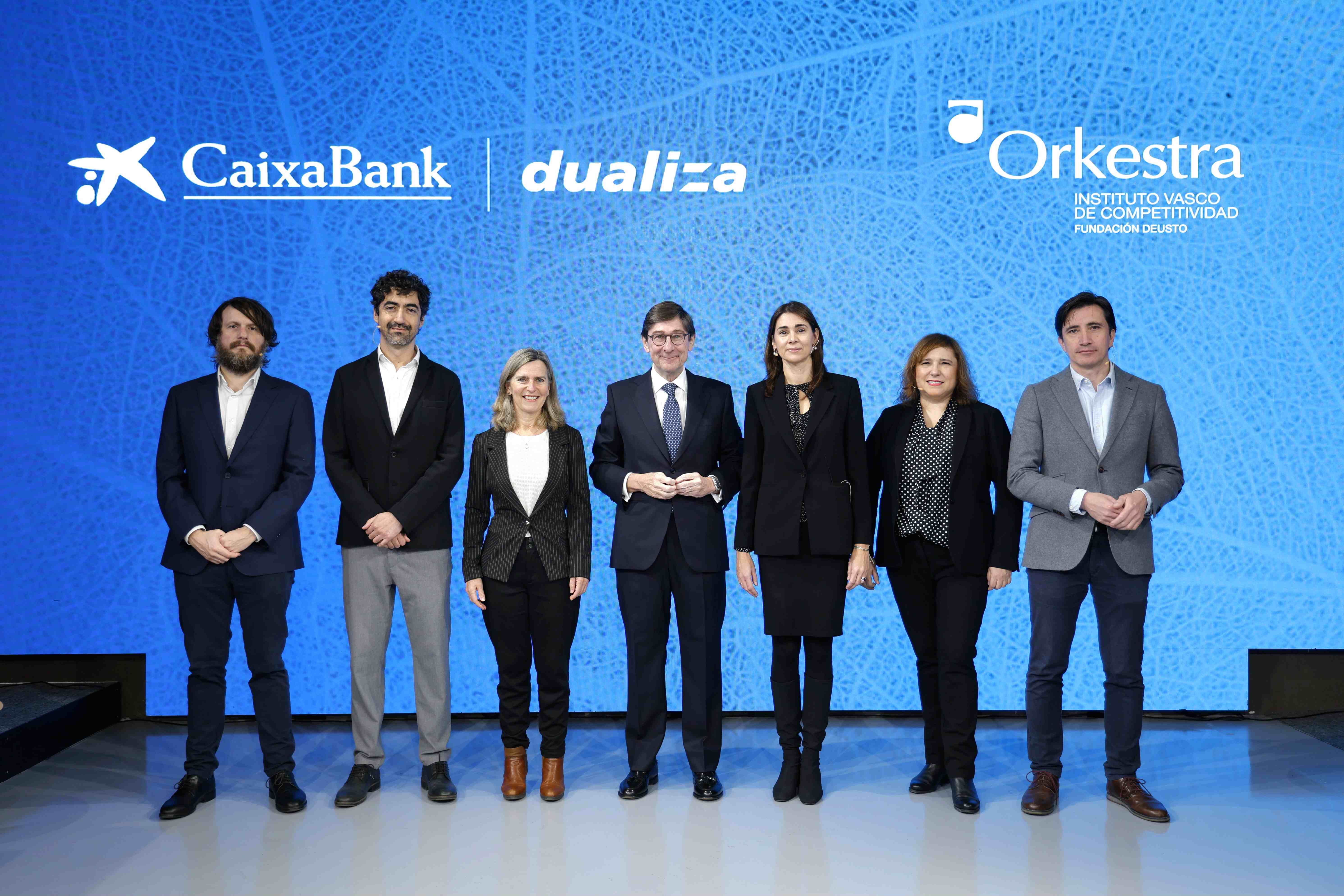 Foto de familia con el presidente de CaixaBank, José Ignacio Goirigolzarri; y la directora de CaixaBank Dualiza, Paula San Luis.