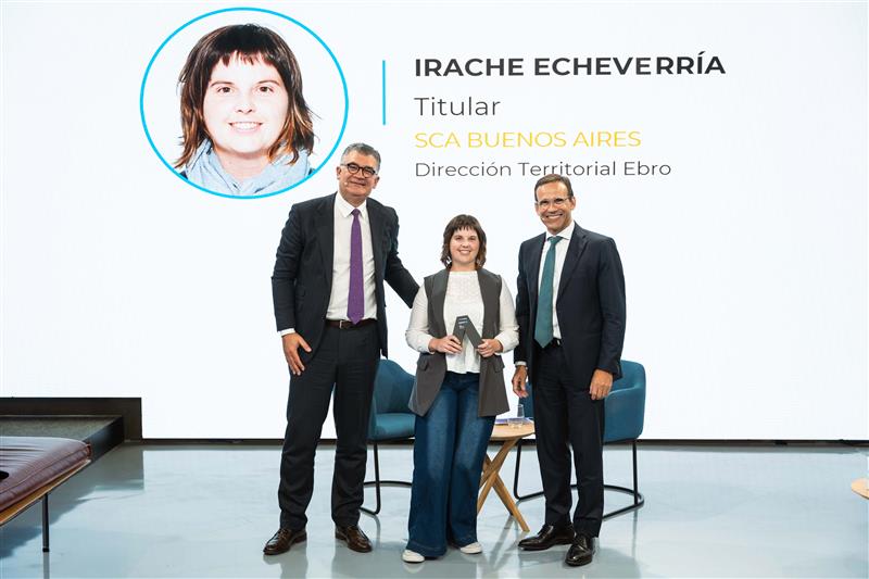 Toni Rodríguez, director comercial de Negocios de CaixaBank; Irache Echeverría, ganadora del ‘Premio A Mujer Profesional Autónoma’ de CaixaBank, y Jaume Masana, director de Negocio de CaixaBank.