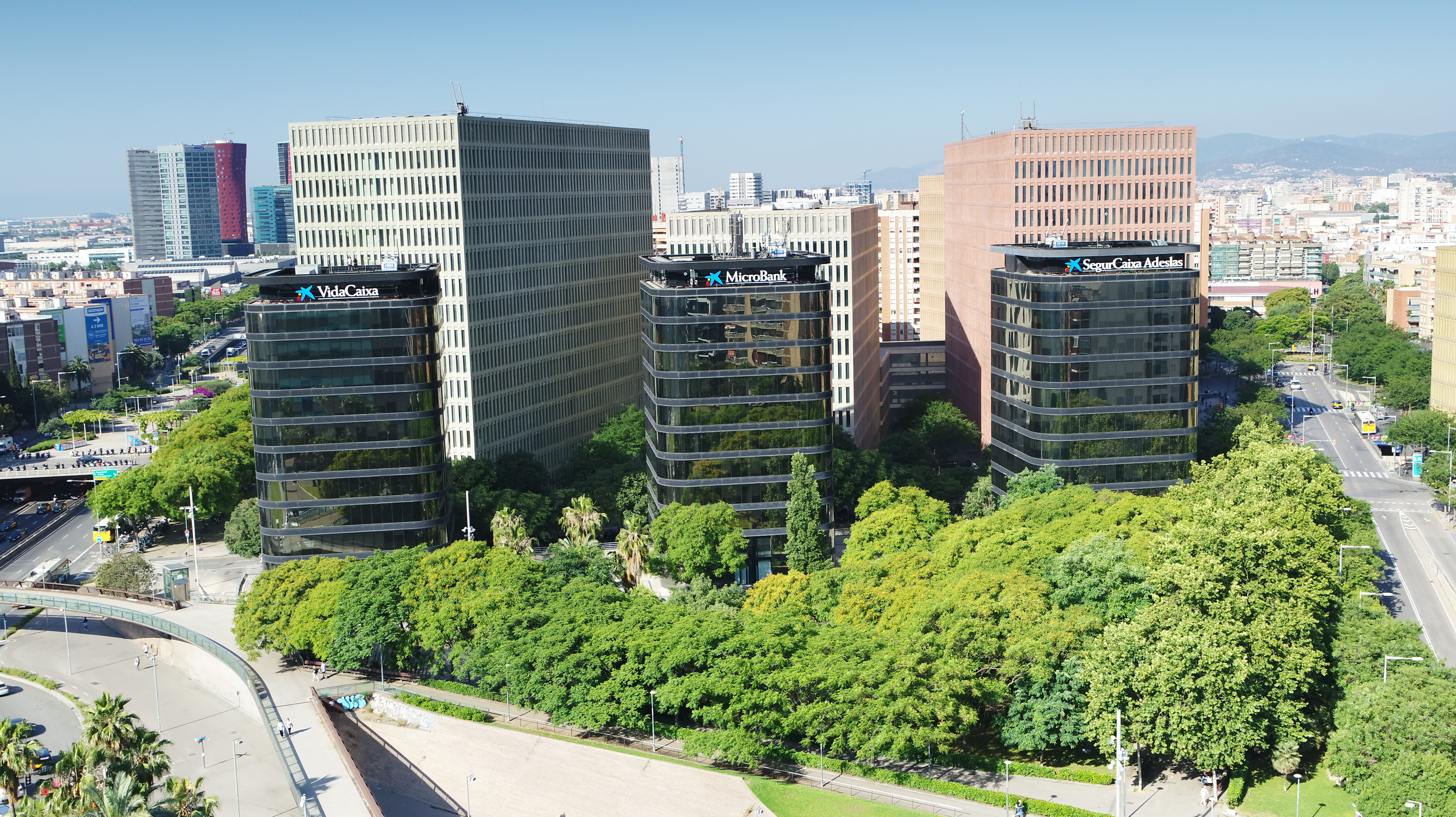 Exterior Edificios corporativos VidaCaixa y MicroBank Barcelona