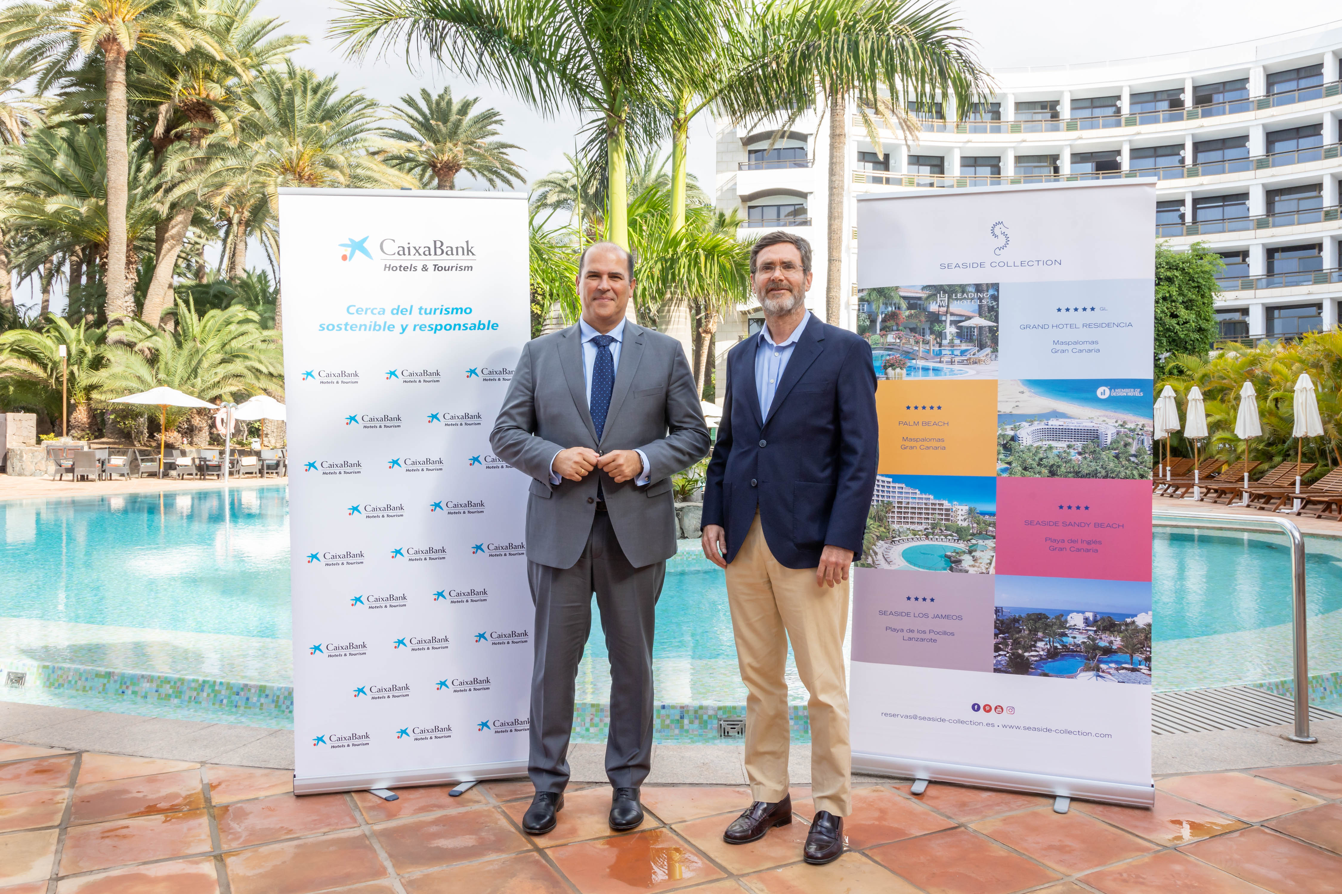 Manuel Afonso, director territorial de CaixaBank en Canarias, y Pablo Gonzalez Haba, director general de Seaside Collection.
