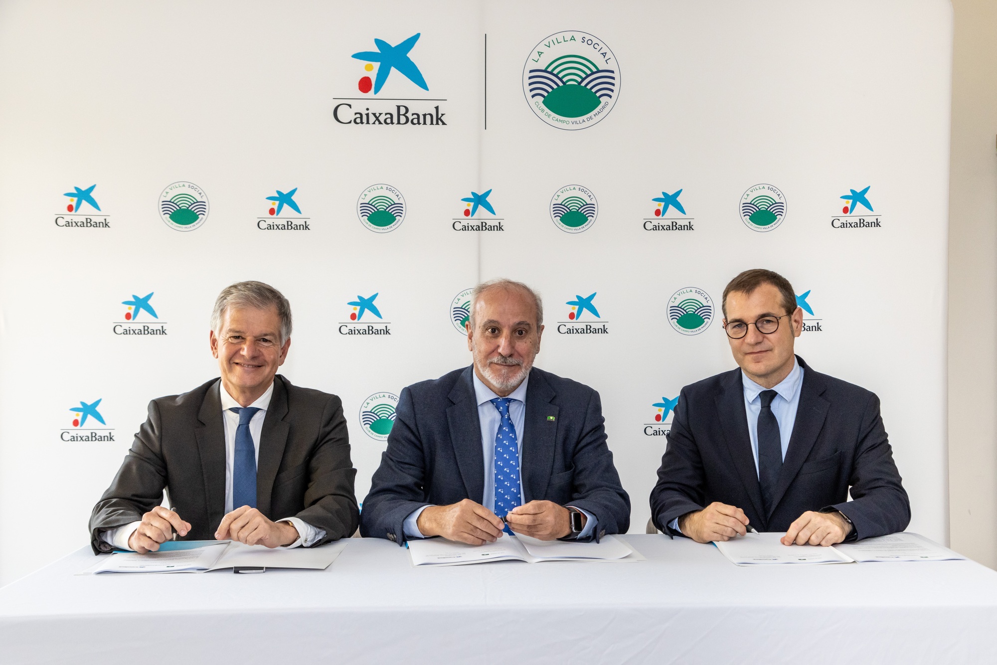 De Izqda a dcha Xicu Costa, director territorial CaixaBank Madrid,  Juan Carlos Vera, gerente  CCVM e Iñigo Roy, director estrategia y patrocinios CaixaBank.