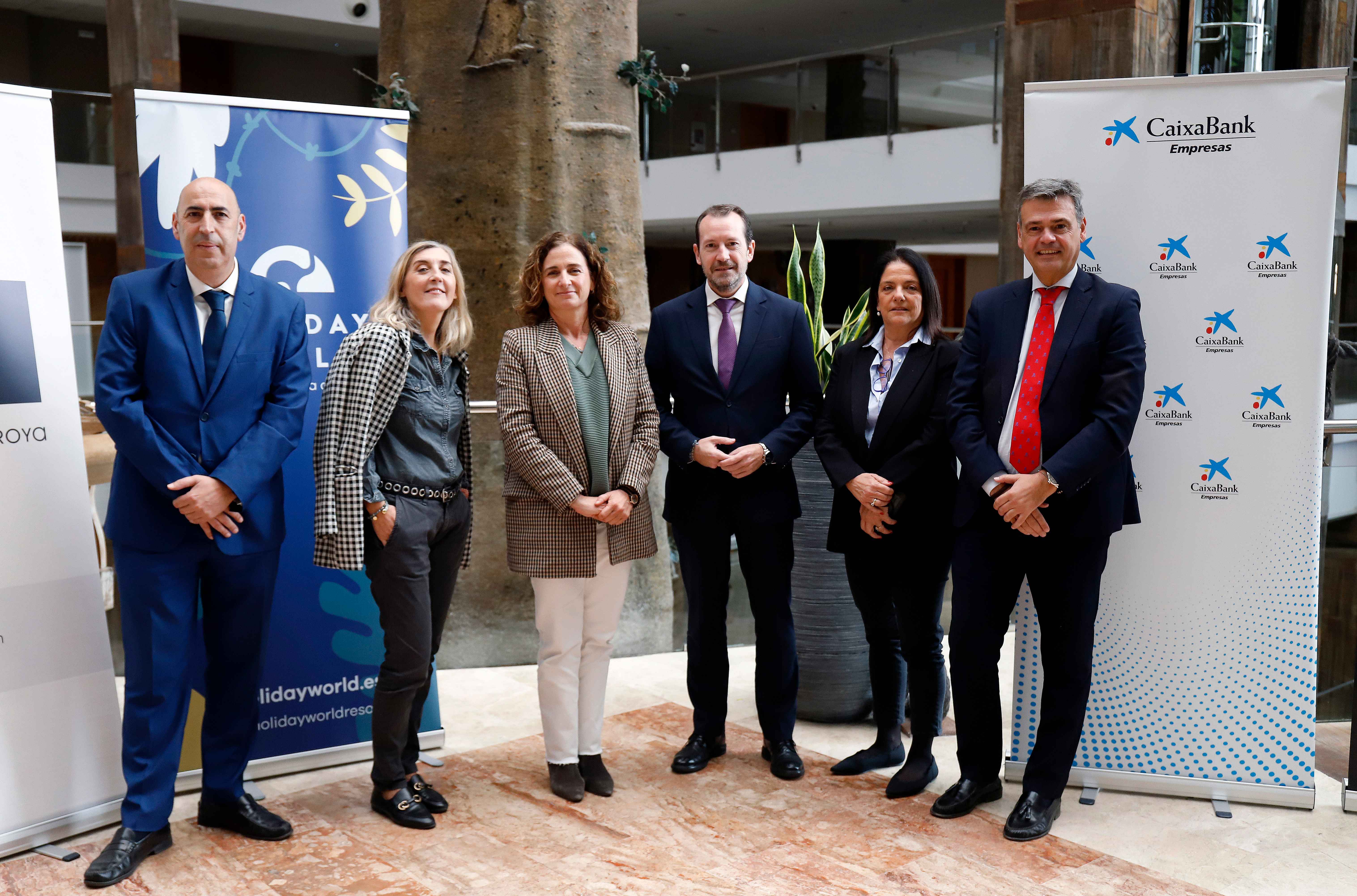 En la imagen, Ángel García Lechuga, director comercial de Empresas de CaixaBank en Andalucía Oriental; Remedios Miralles, Directora Corporativa Personas y Valores de Grupo Peñarroya; Mari Francis Peñarroya, consejera de Grupo Peñarroya y Directora General División Hoteles; y Pepa Peñarroya, presidenta Grupo Peñarroya, junto a otros representantes de CaixaBank.