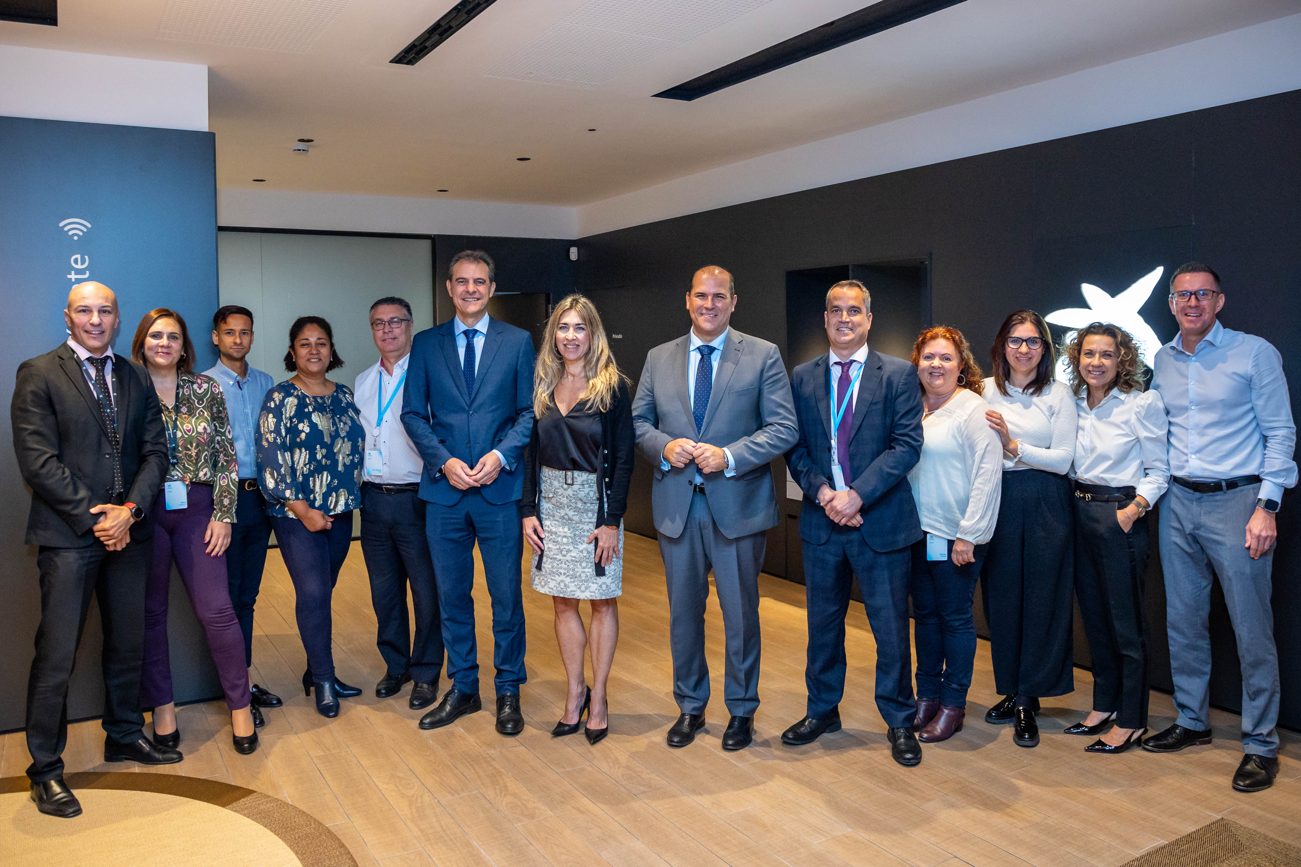 Equipo humano de la nueva Store San Gregorio junto al director territorial de CaixaBank en Canarias, Manuel Afonso, y la directora comercial de Red Las Palmas, Miriam Falcón.
