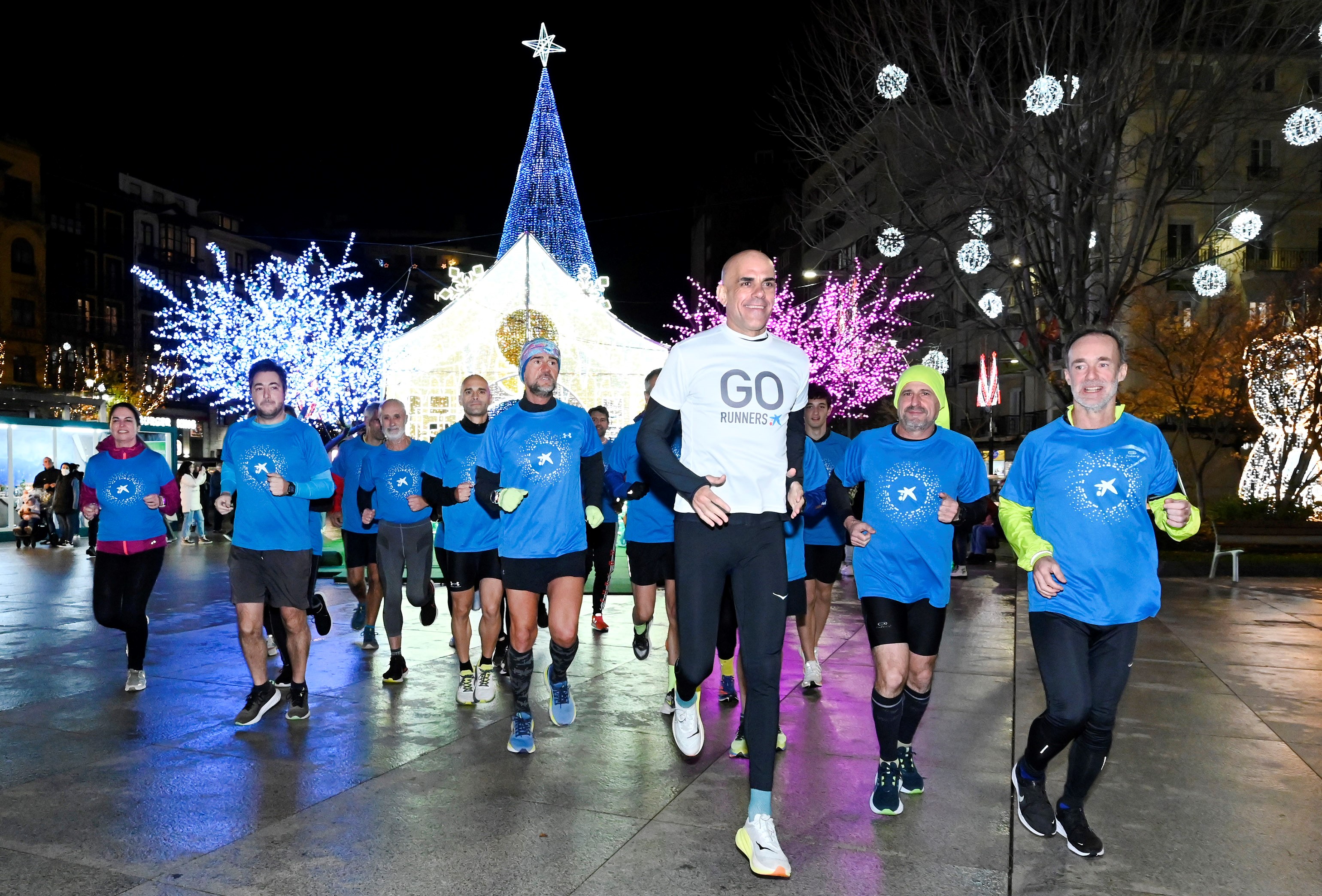 Reyes Estévez corriendo por las calles de Santander