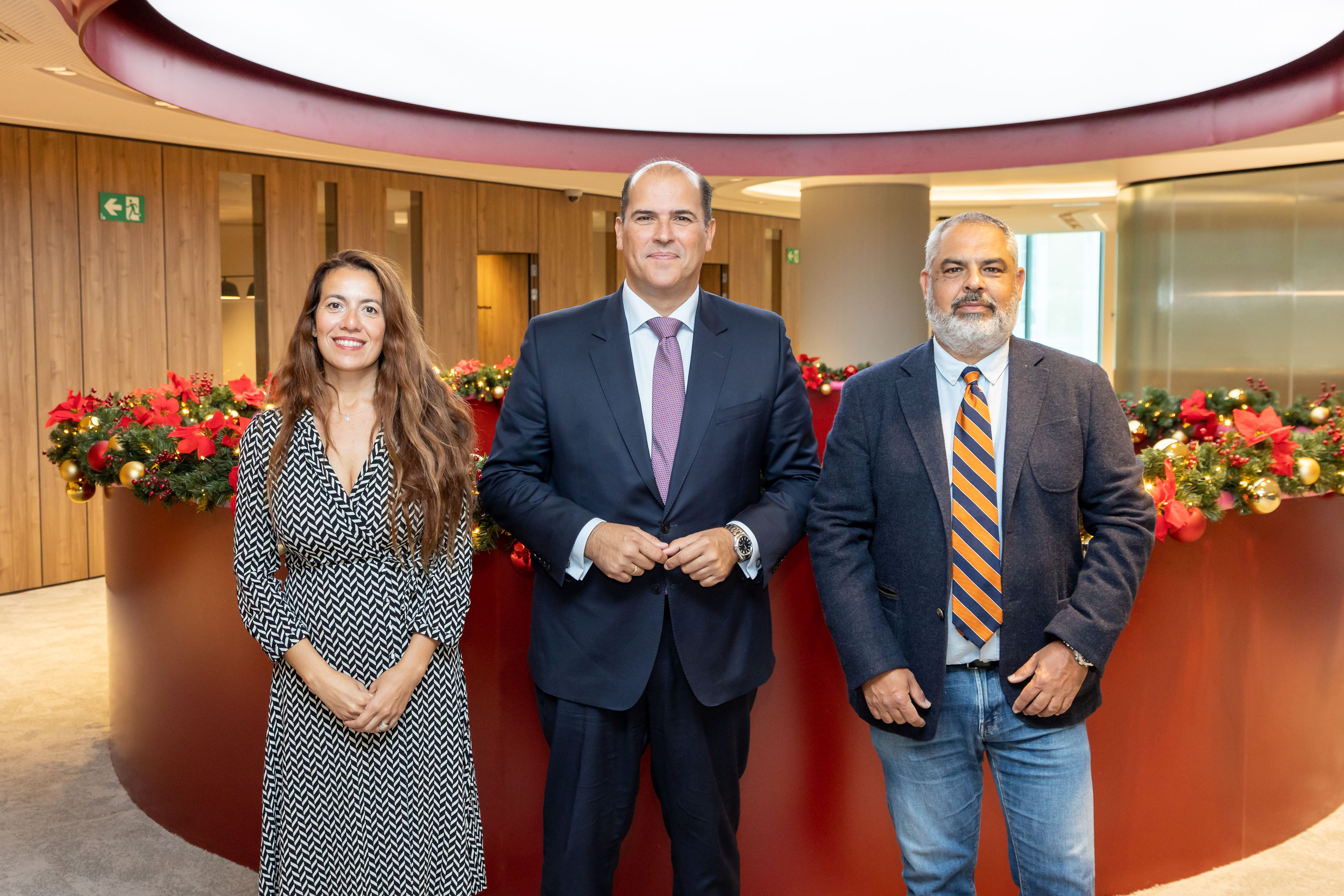 De izq. a dcha.: Alicia Rodríguez, directora de la Fundación Foresta; Manuel Afonso, director territorial de CaixaBank en Canarias; y Sergio Armas, gerente de Foresta.