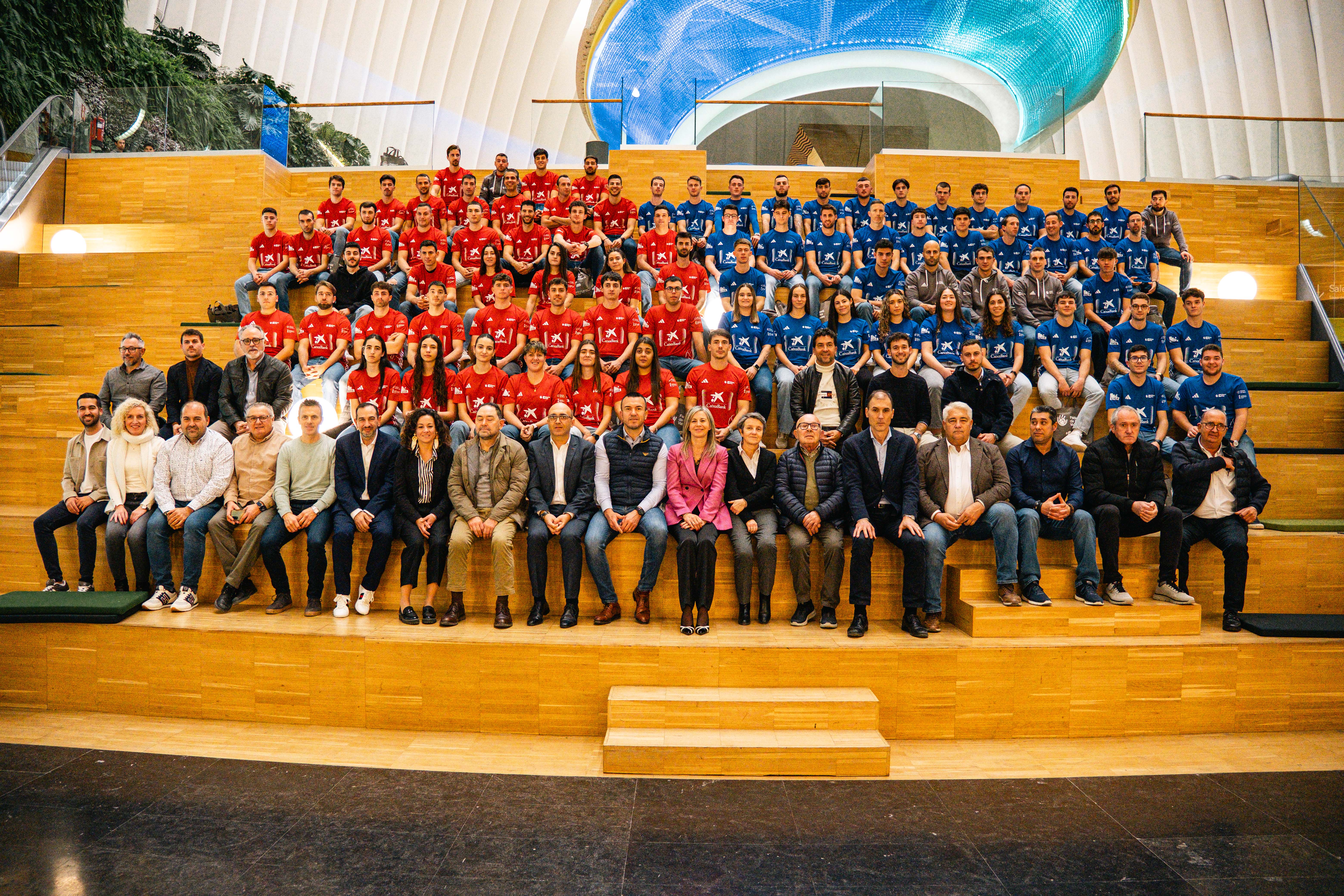 Foto familia Presentación LLigues CaixaBank profesionales 2025