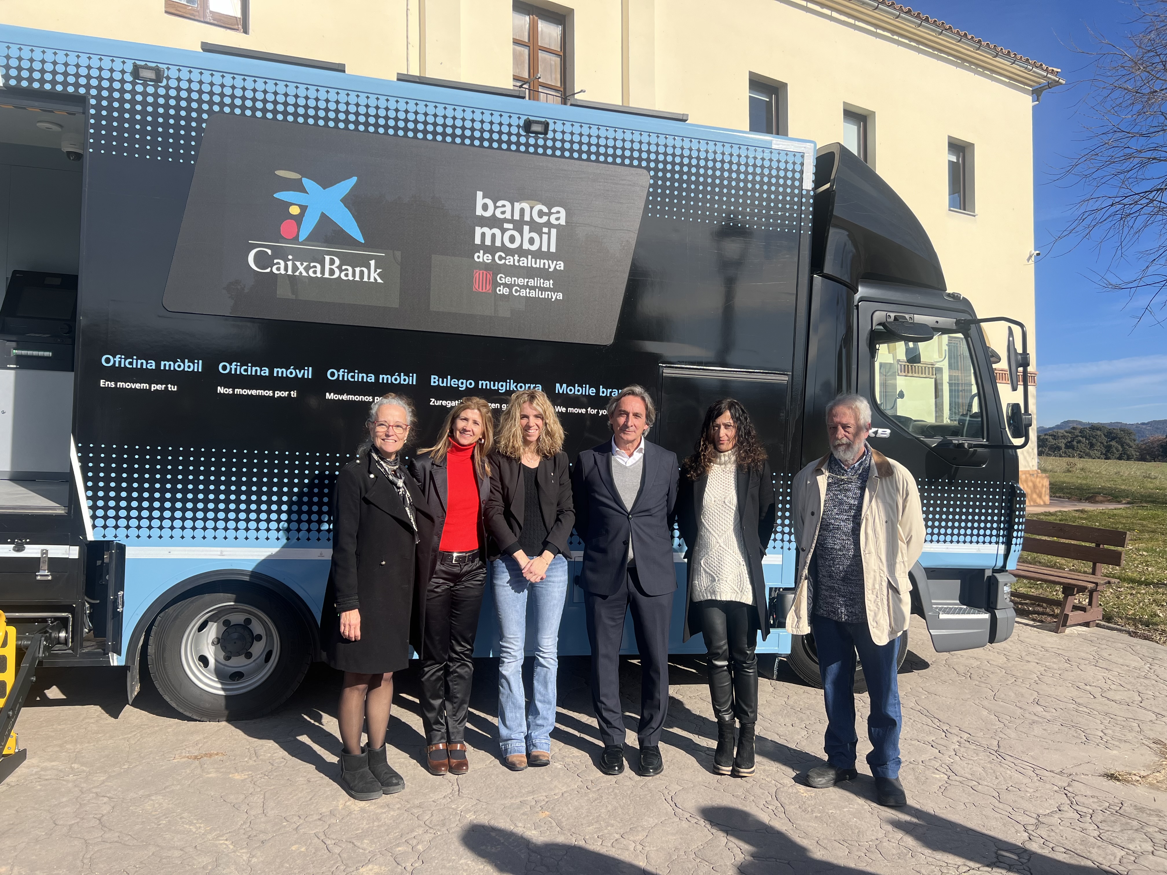 D'esquerra. a dreta: l'empleada de l'ofimòbil Núria Hollederer; Blanca Soler, directora de la Banca d'Institucions de CaixaBank; Elia Tortolero Orejuela, delegada del Govern a Catalunya Central; Antoni Noguera Riera, director de Banca d'Institucion a Catalunya Central de CaixaBank; Sílvia Triola Costa, alcaldessa de Sagàs, i el regidor Josep Mª Poal.