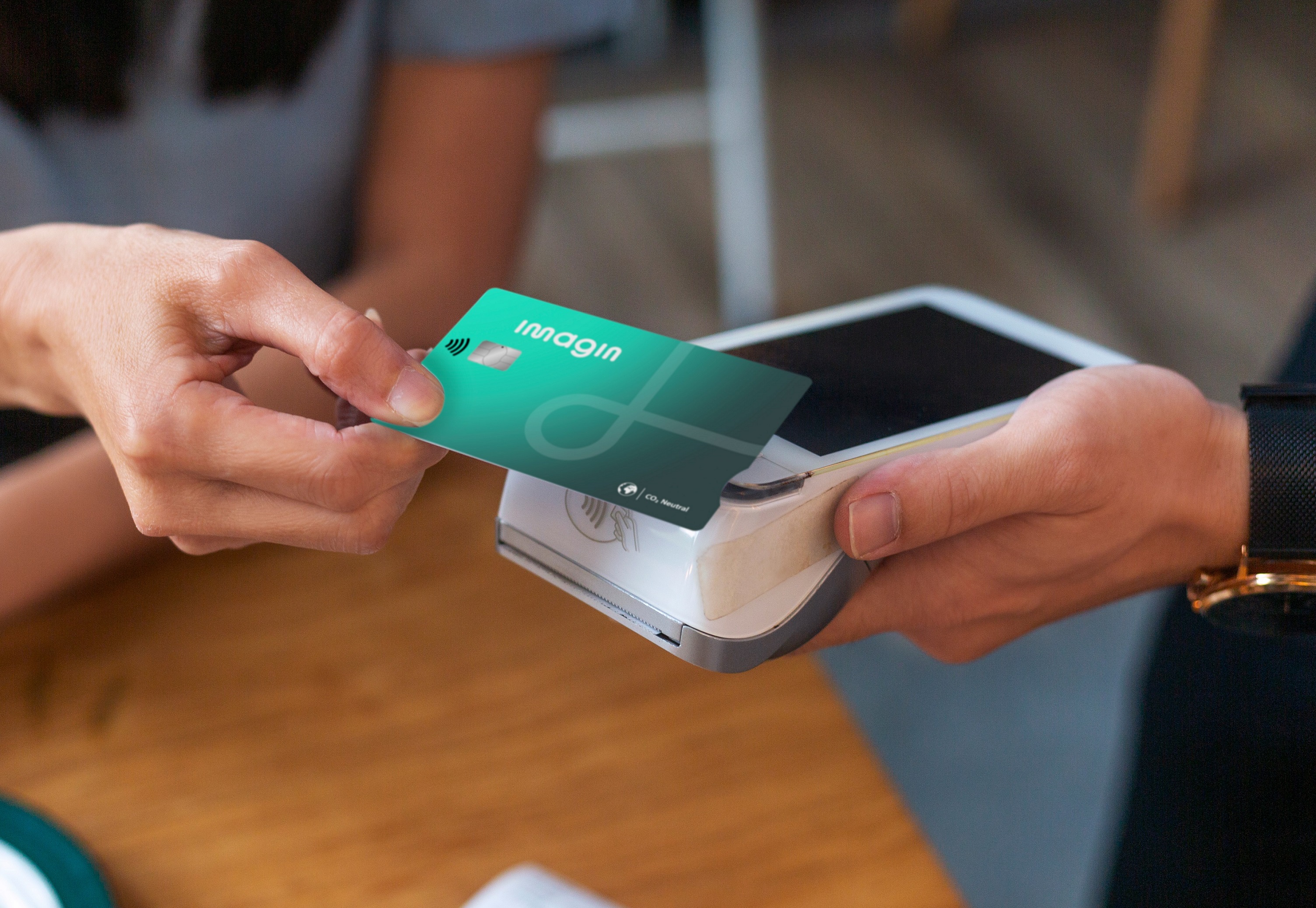 La tarjeta de débito de imagin permite pagar en cualquier divisa y extraer efectivo en el extranjero sin comisiones.