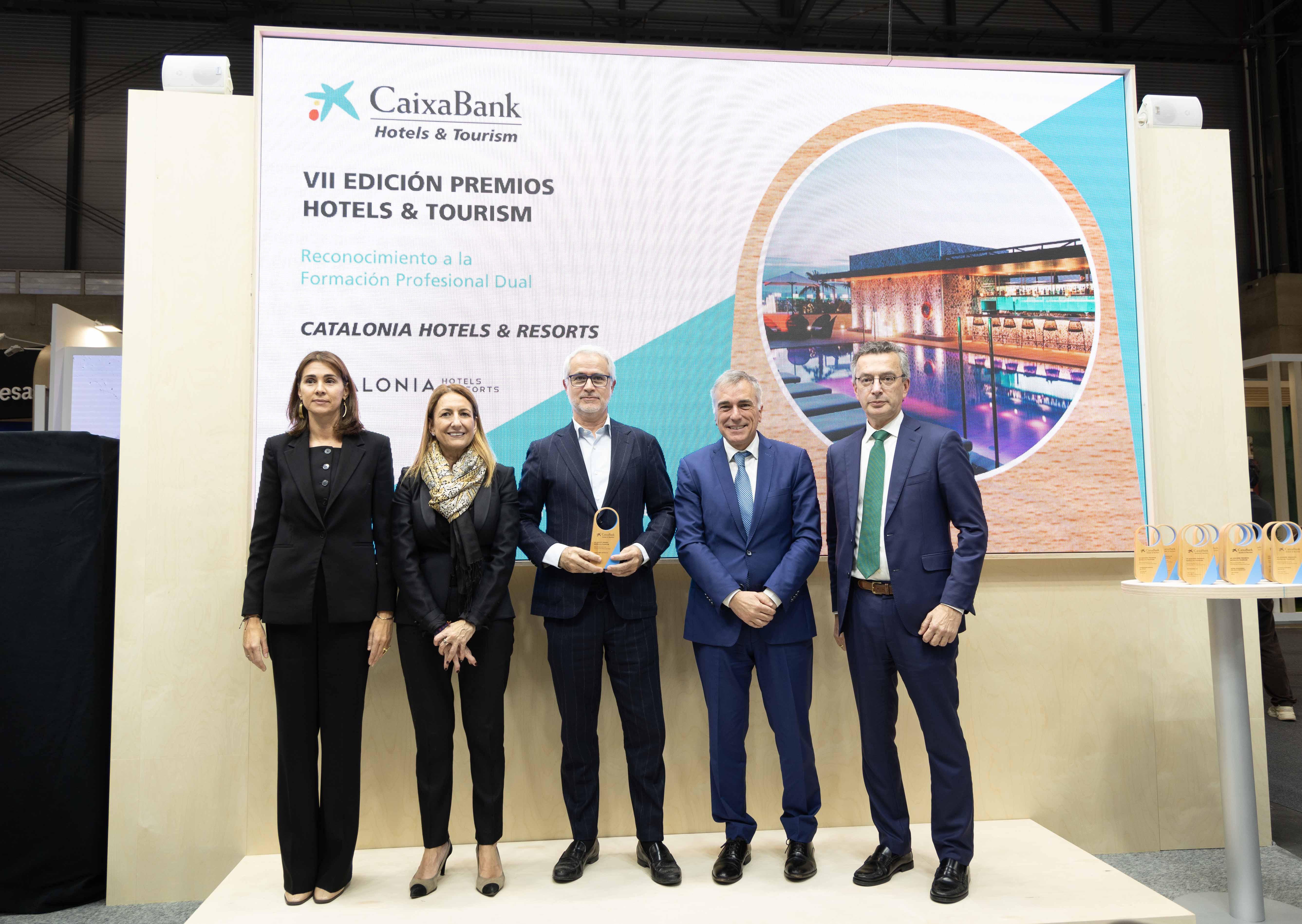 De izda. a dcha: la directora de CaixaBank Dualiza, Paula San Luis; la directora de Turismo de CEOE, Inmaculada Benito; el consejero delegado de Catalonia Hoteles, Manel Vallet; el director comercial de Empresas de la Territorial de CaixaBank en Barcelona, Xavier García Hornos, y el director de CaixaBank Hotels & Tourism, David Rico.