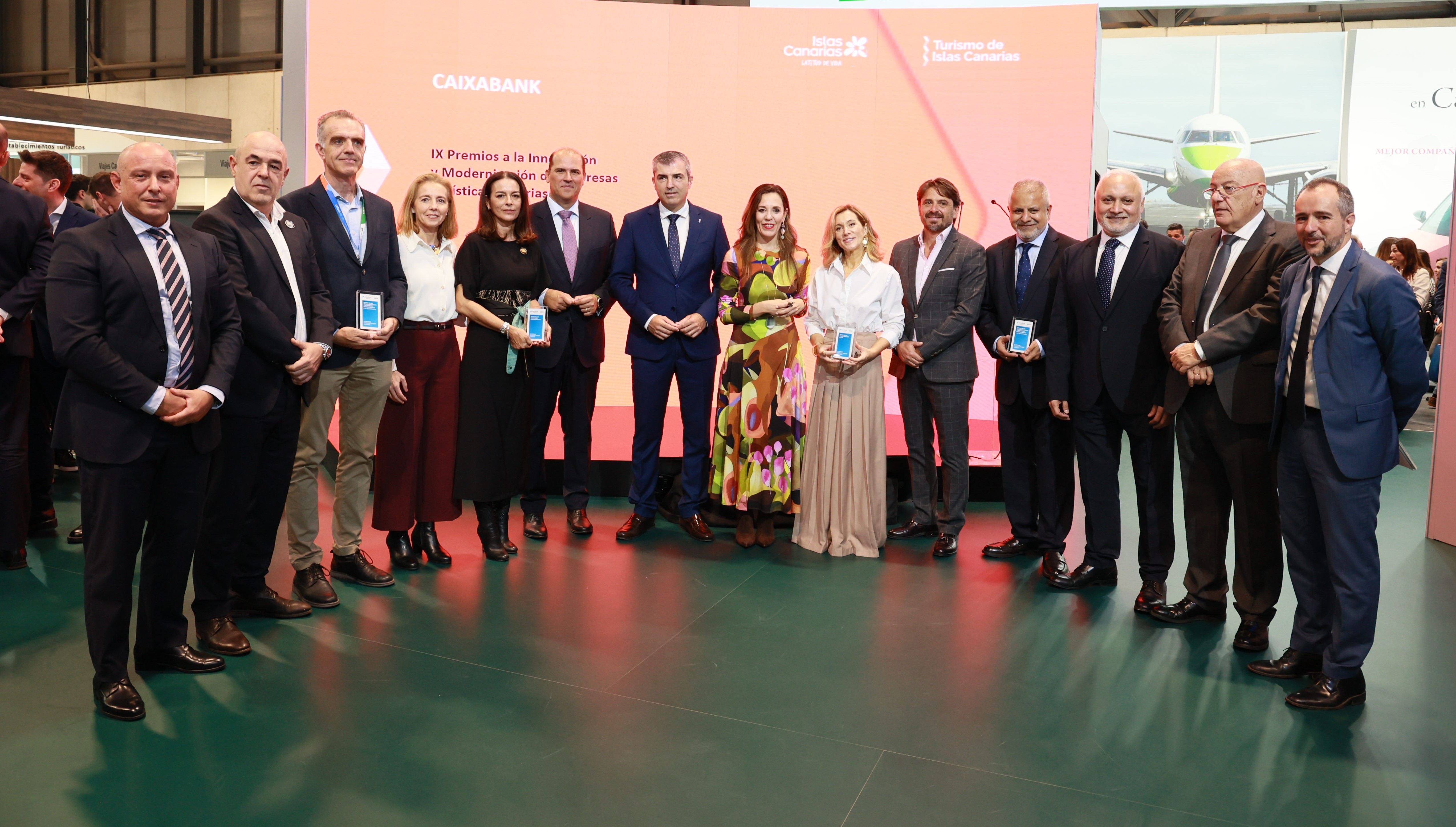 Foto de familia de los galardonados en esta edición de los premios que otorga CaixaBank junto a las patronales turísticas de las Islas.