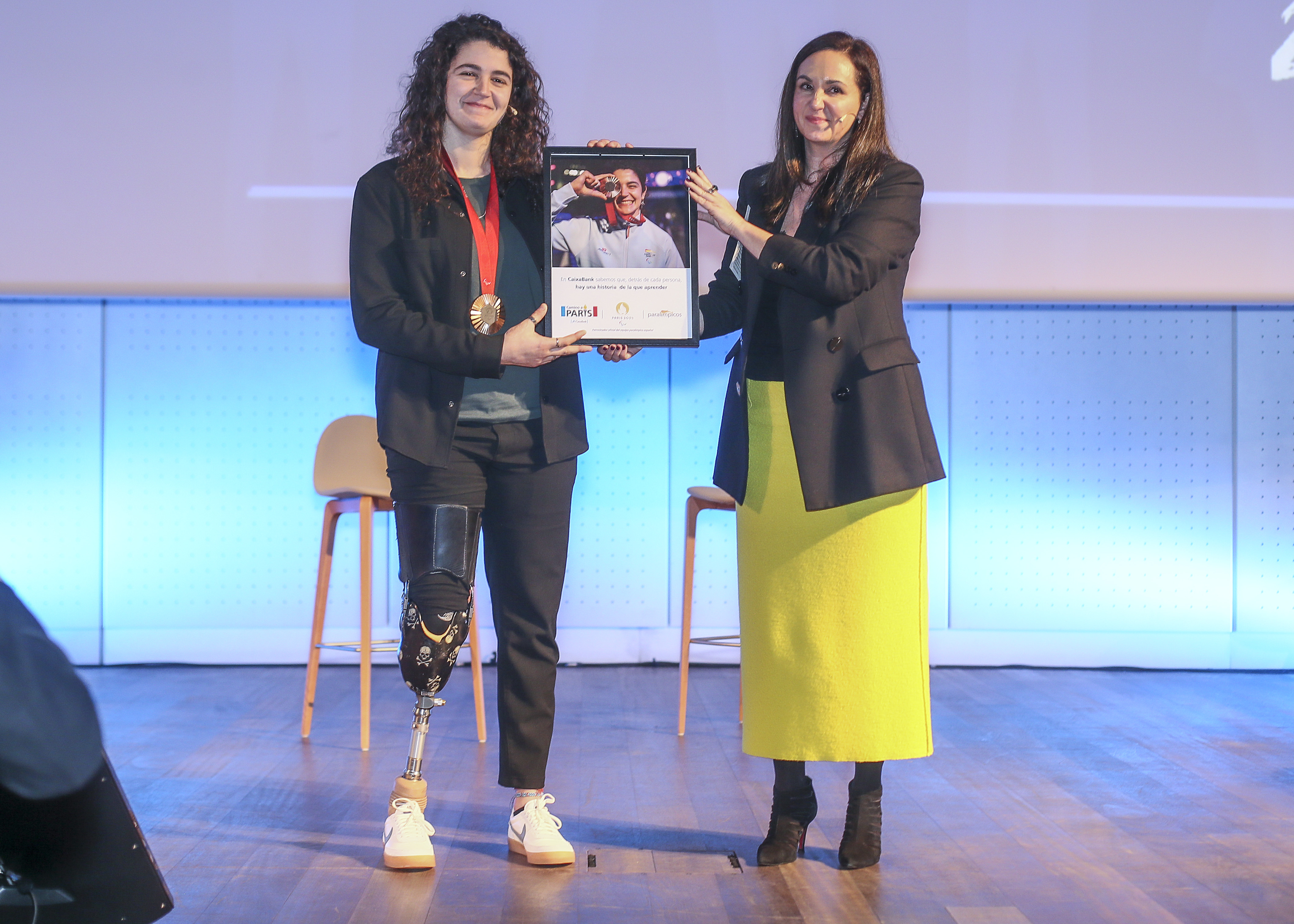 Judith Rodríguez, medallista paralímpica, y Marta Albela, directora comercial de CaixaBank en Galicia