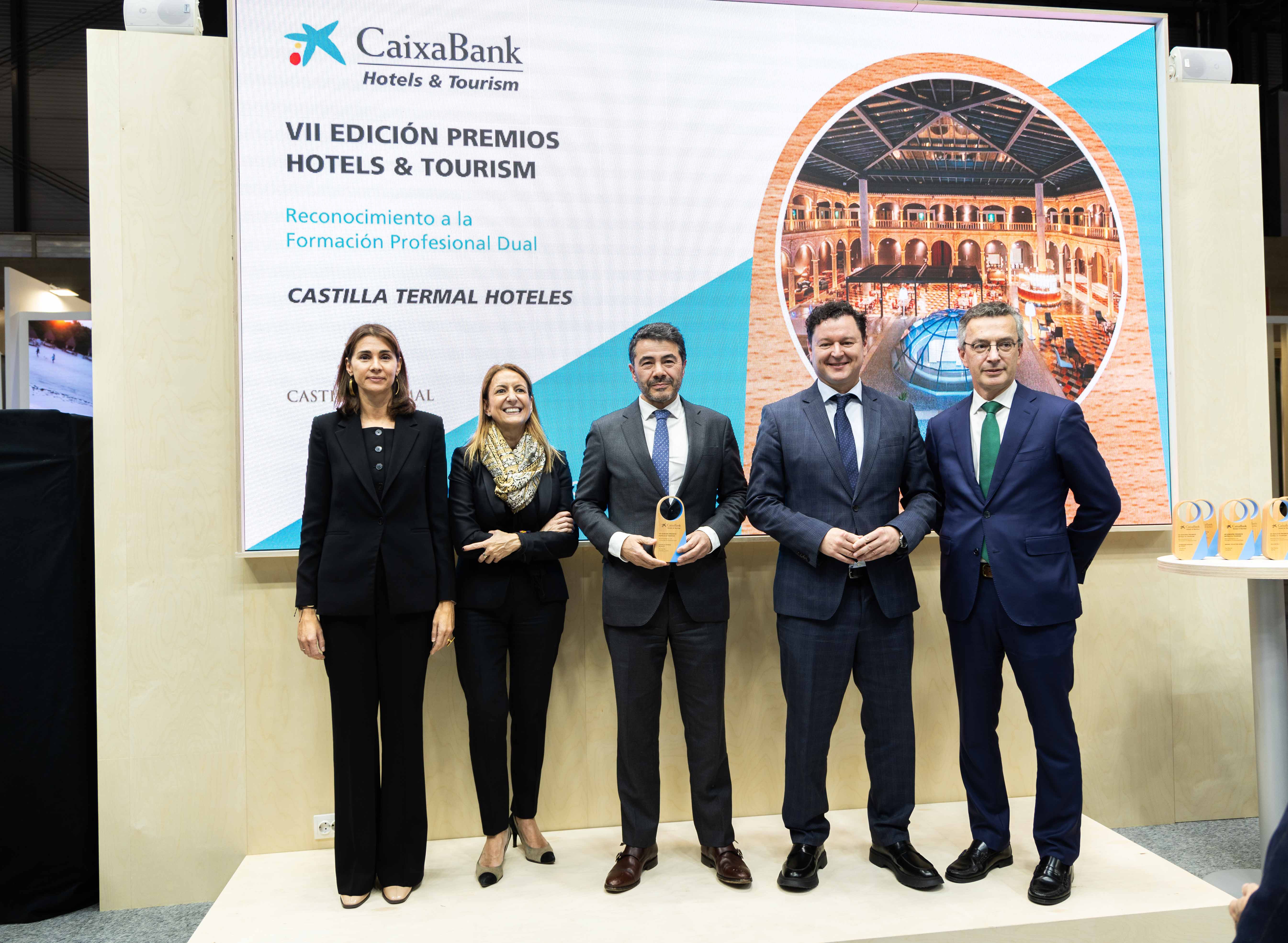 Pie de foto: de izda. a dcha: la directora de CaixaBank Dualiza, Paula San Luis; la directora de Turismo de CEOE, Inmaculada Benito; el presidente de Castilla Termal Hoteles, Roberto García; el director territorial de CaixaBank en Castilla y León, Gerardo Cuartero; y el director de CaixaBank Hotels & Tourism, David Rico.