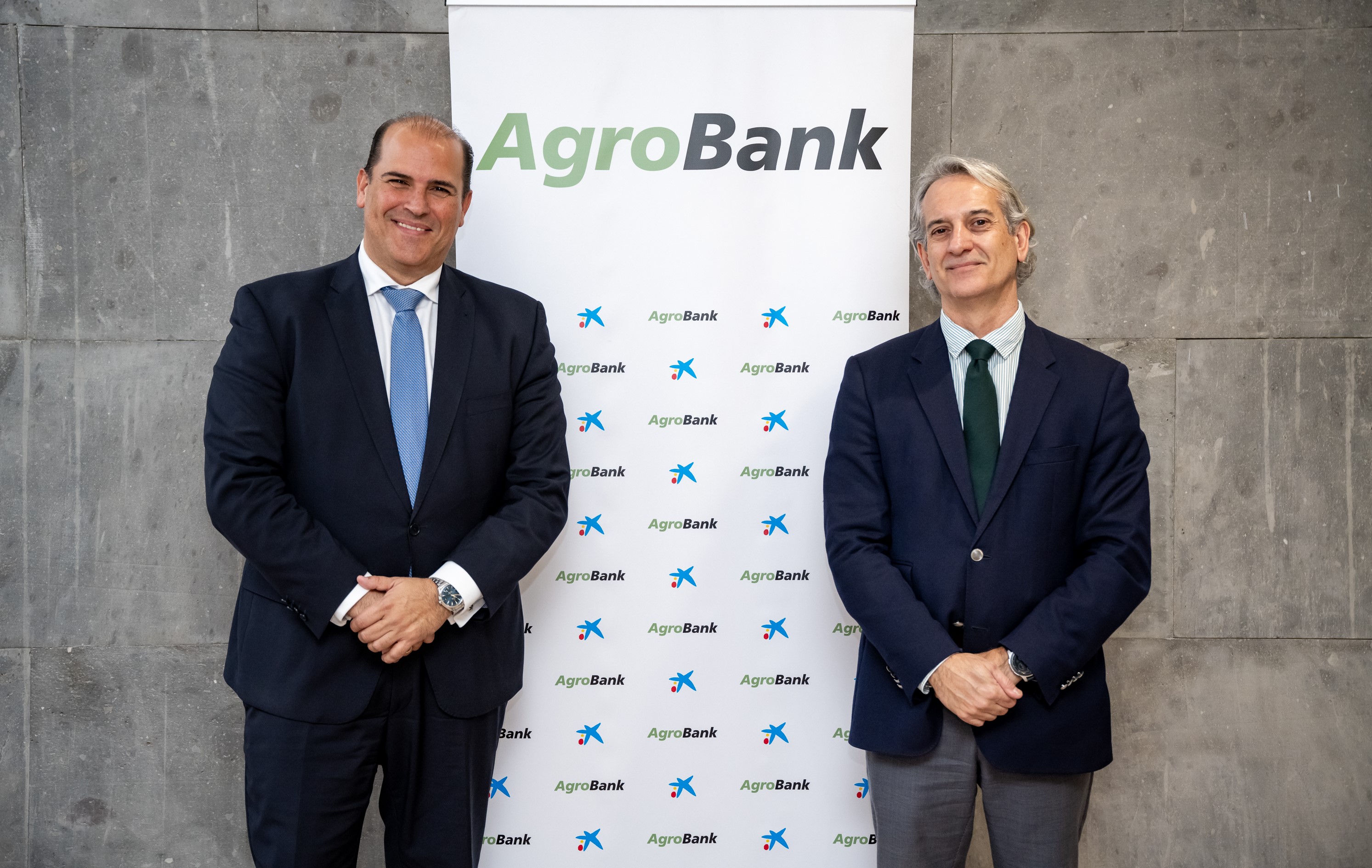 Manuel Afonso, director territorial de CaixaBank en Canarias, y Gabriel Vázquez, director de AgroBank en las Islas.
