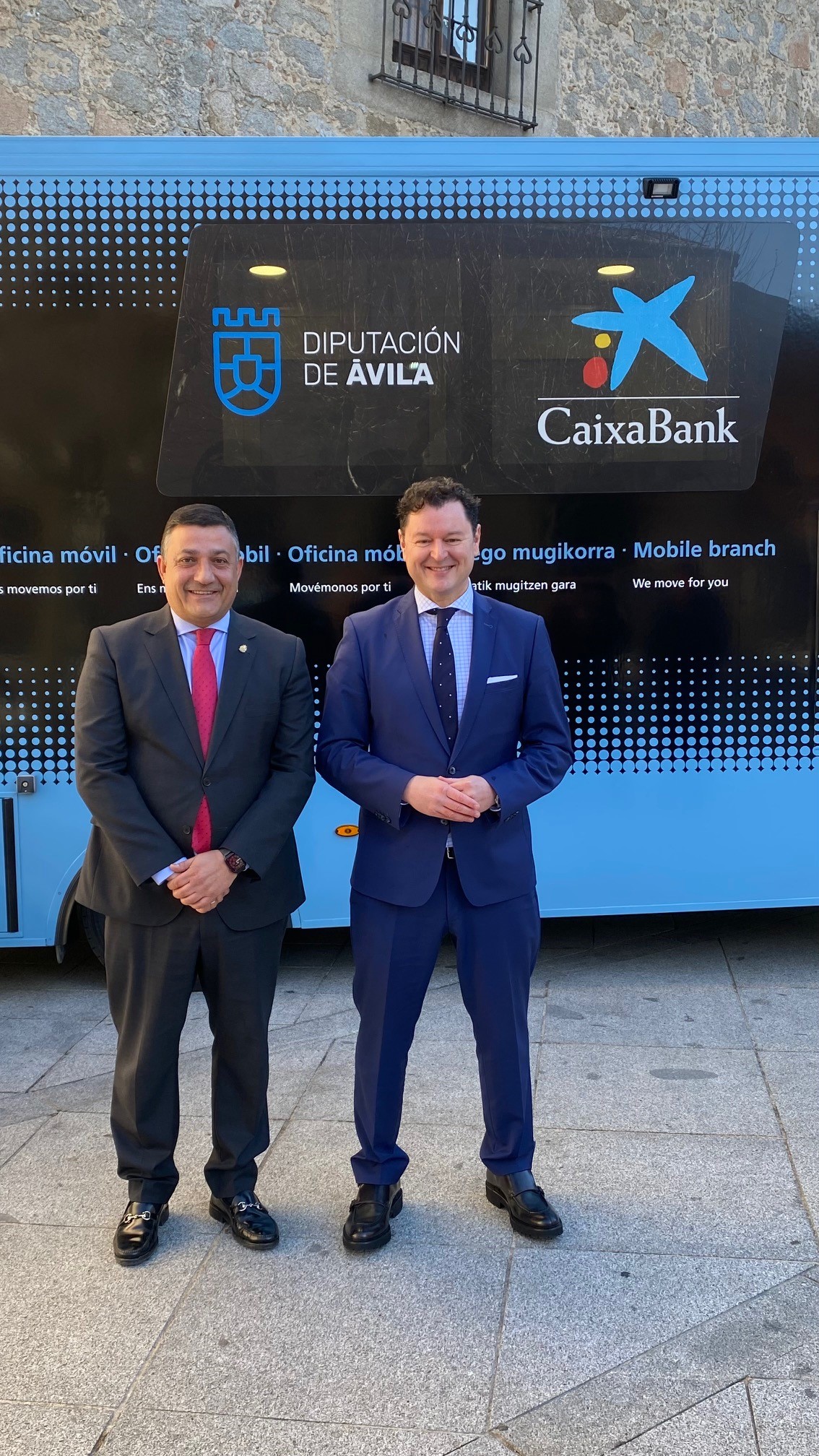  Carlos García, presidente de la Diputación de Ávila y Gerardo Cuartero, director territorial de CaixaBank en Castilla y León, en la presentación del ofimóvil en Ávila.