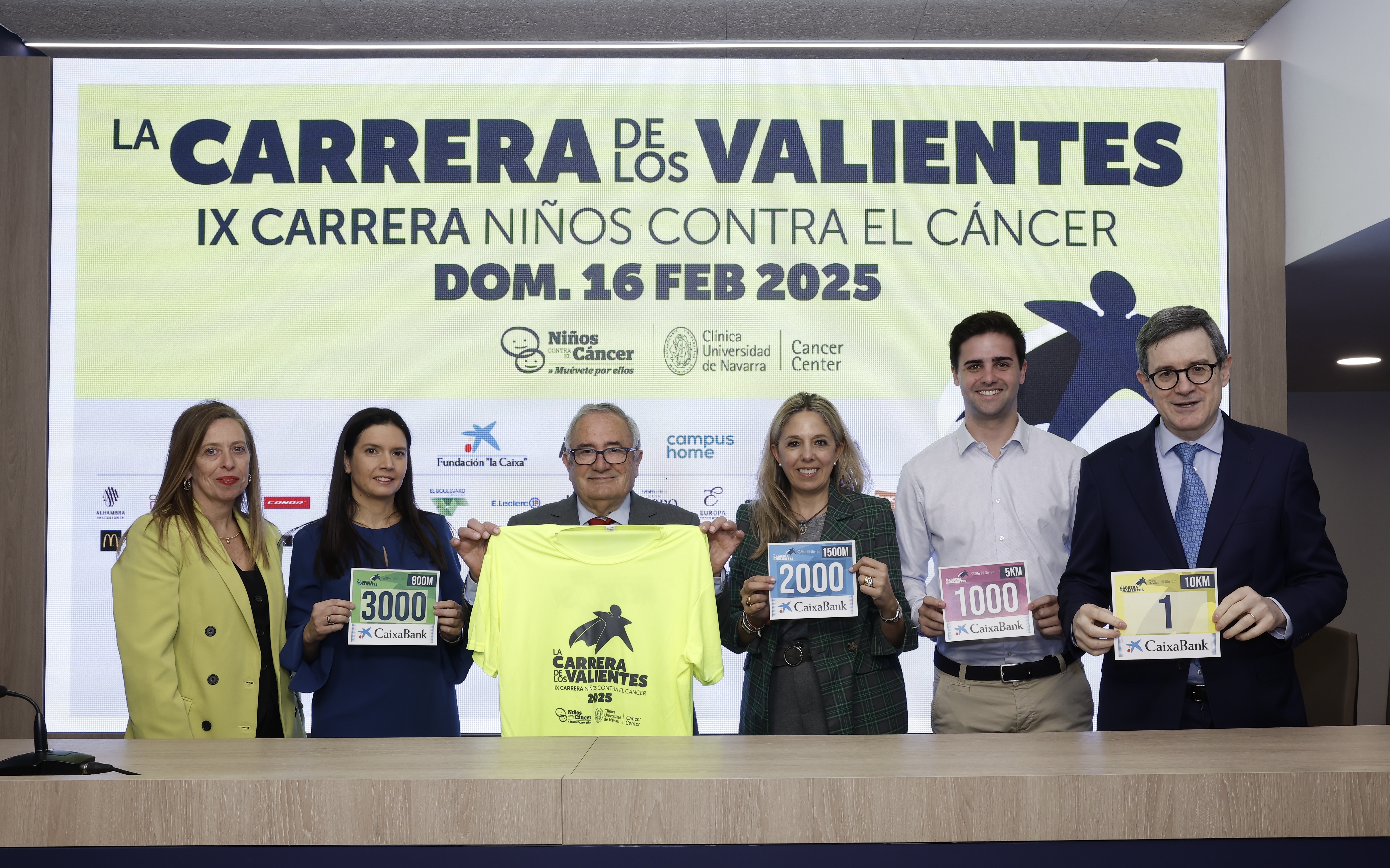 Arancha Rubio, Acción Social de CaixaBank, con Luis Sabalza, presidente de Osasuna y responsables de la Carrera