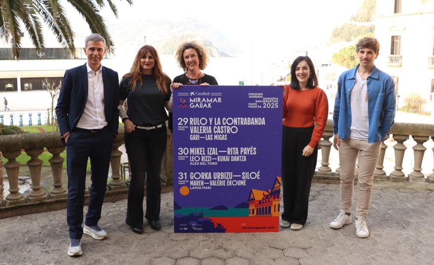 Presentación de CaixaBank Miramar Gauak con Joakin Zubiria, director de área de negocio de Donostialdea, a la izquierda