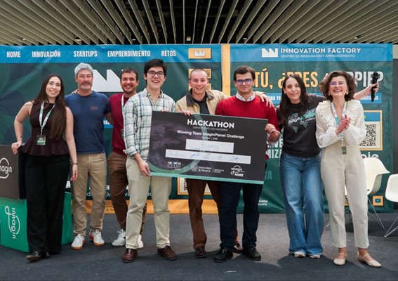 De izquierda a derecha, Laura Rodríguez (Grupo Enhol); Santiago Hermida (CaixaBank DayOne); Ibai de Miguel (Grupo Enhol); Francisco Portillo, Luis Neira y Gonzalo Vidal (Ruralia); Anna Barri (imagin); Amaya Vizmanos (Student Innovation Team Universidad de Navarra)