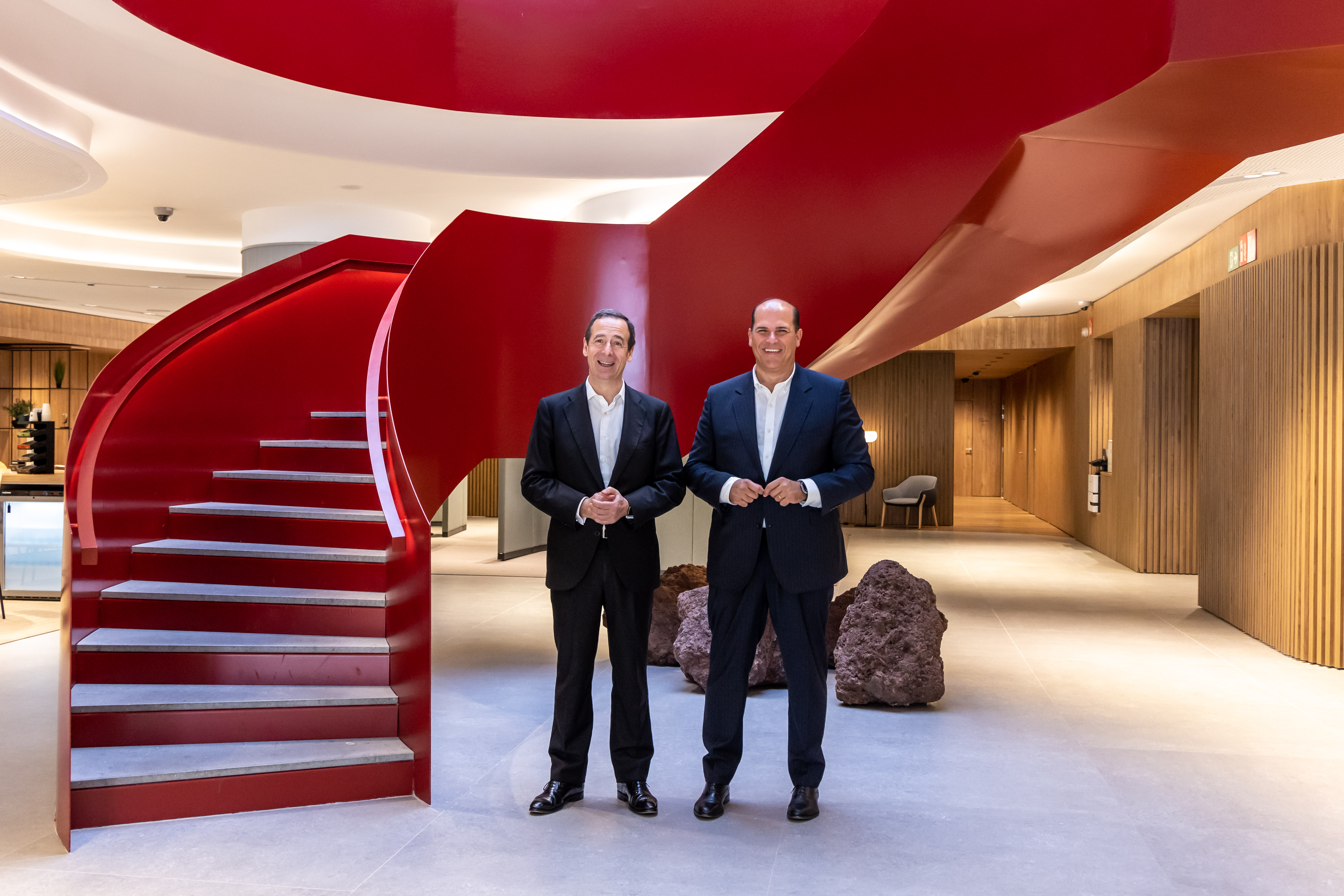 Gonzalo Gortázar, consejero delegado de CaixaBank, y Manuel Afonso, director territorial de la entidad en Canarias.
