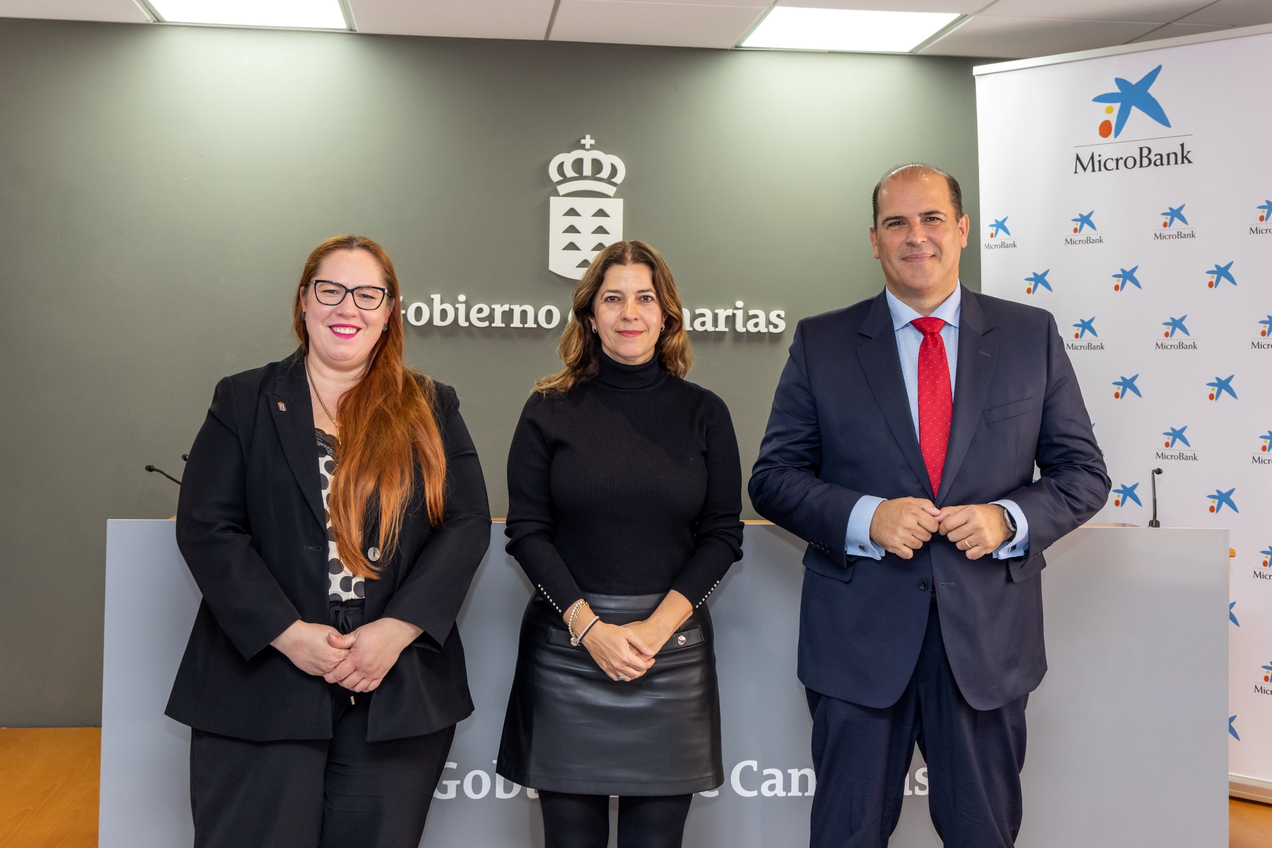 Firma del convenio entre MicroBank y el Servicio Canario de Empleo.