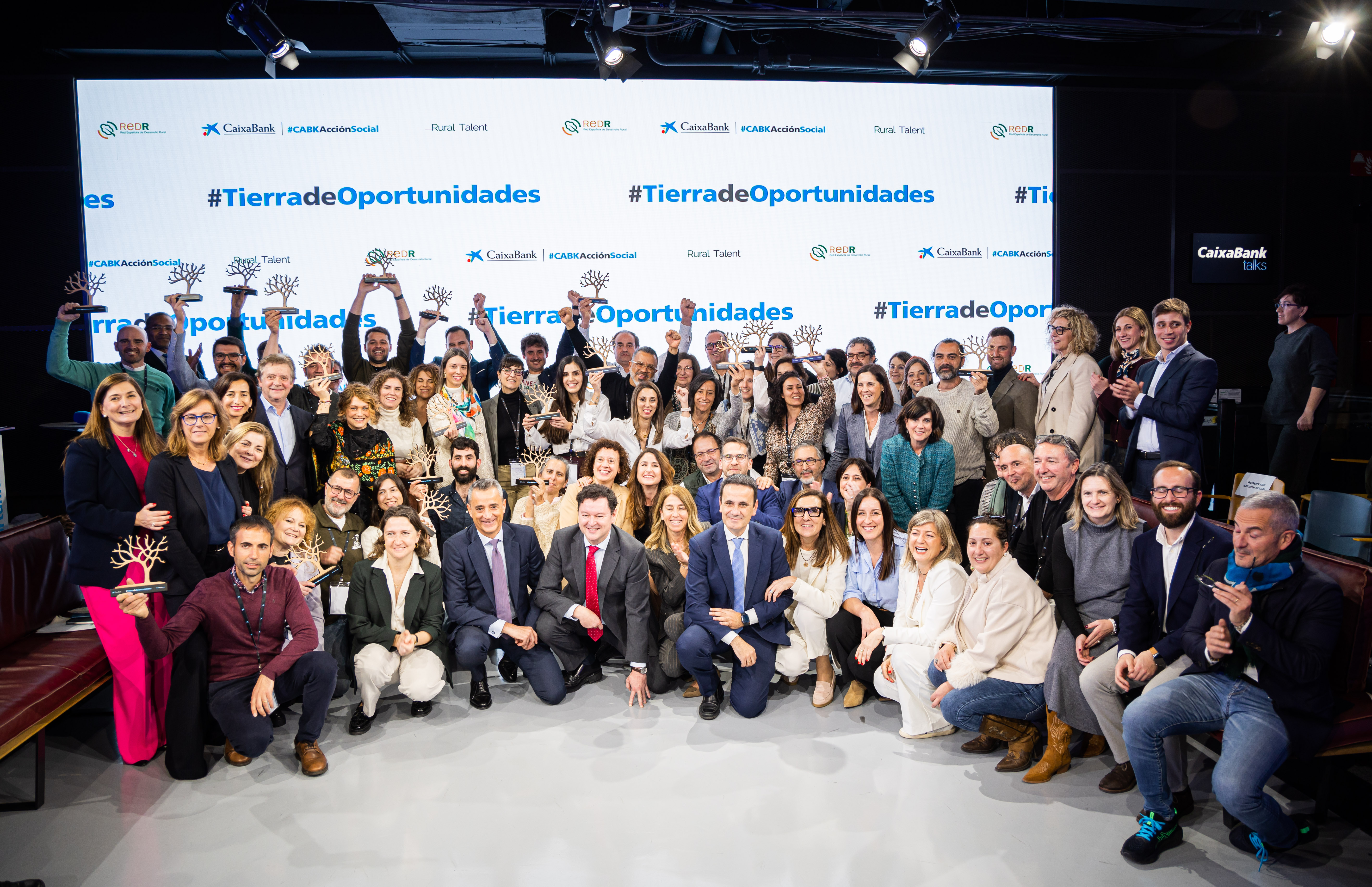 Foto de familia del acto de entrega de los premios de Tierra de Oportunidades 2024.