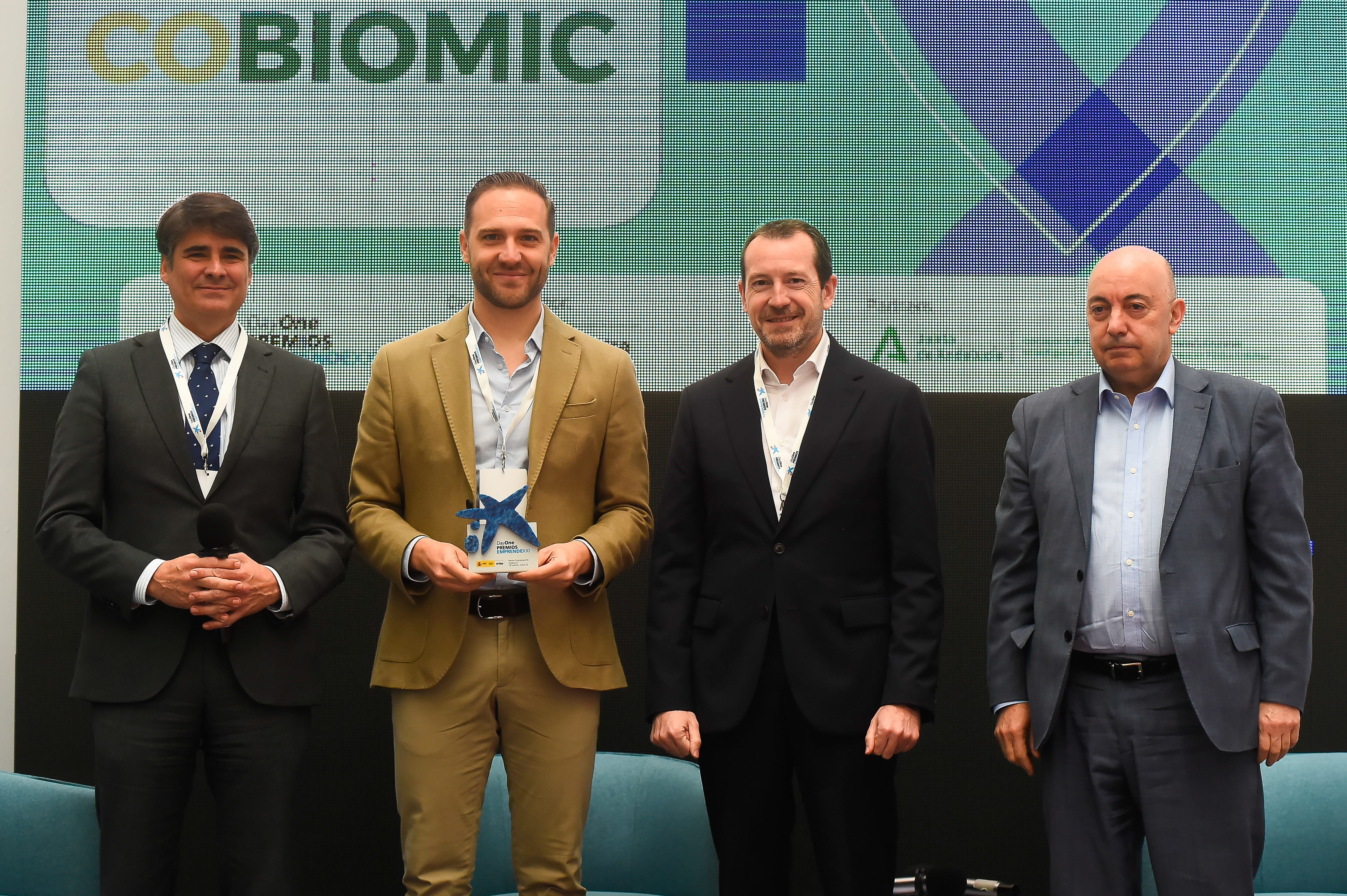 El ganador del Premio EmprendeXXI Andalucía con los representantes de CaixaBank, Enisa y Andalucía Emprende.