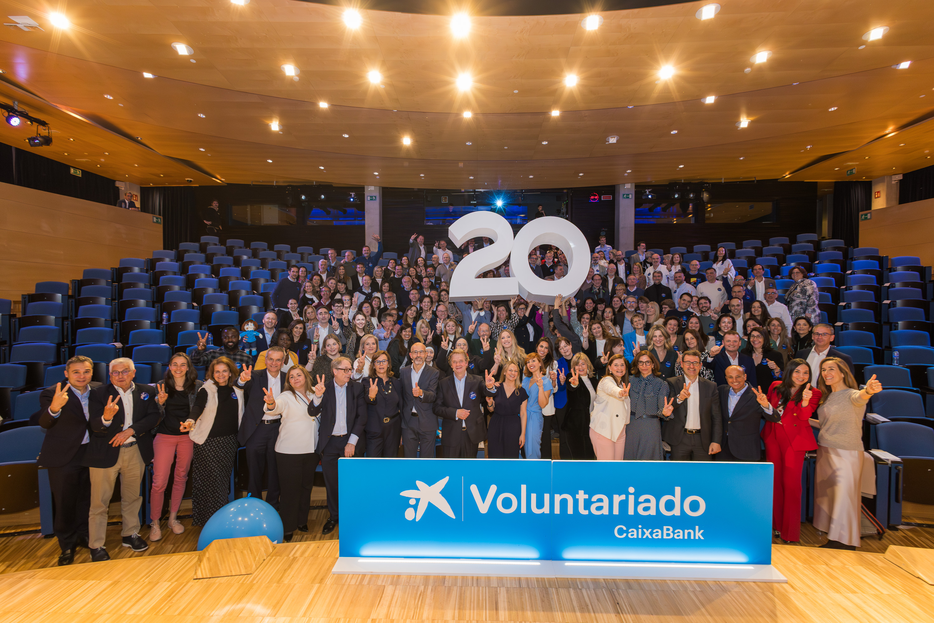 Family photo from the 'CaixaBank Volunteer Meeting' to commemorate the 20th anniversary of CaixaBank Volunteering.