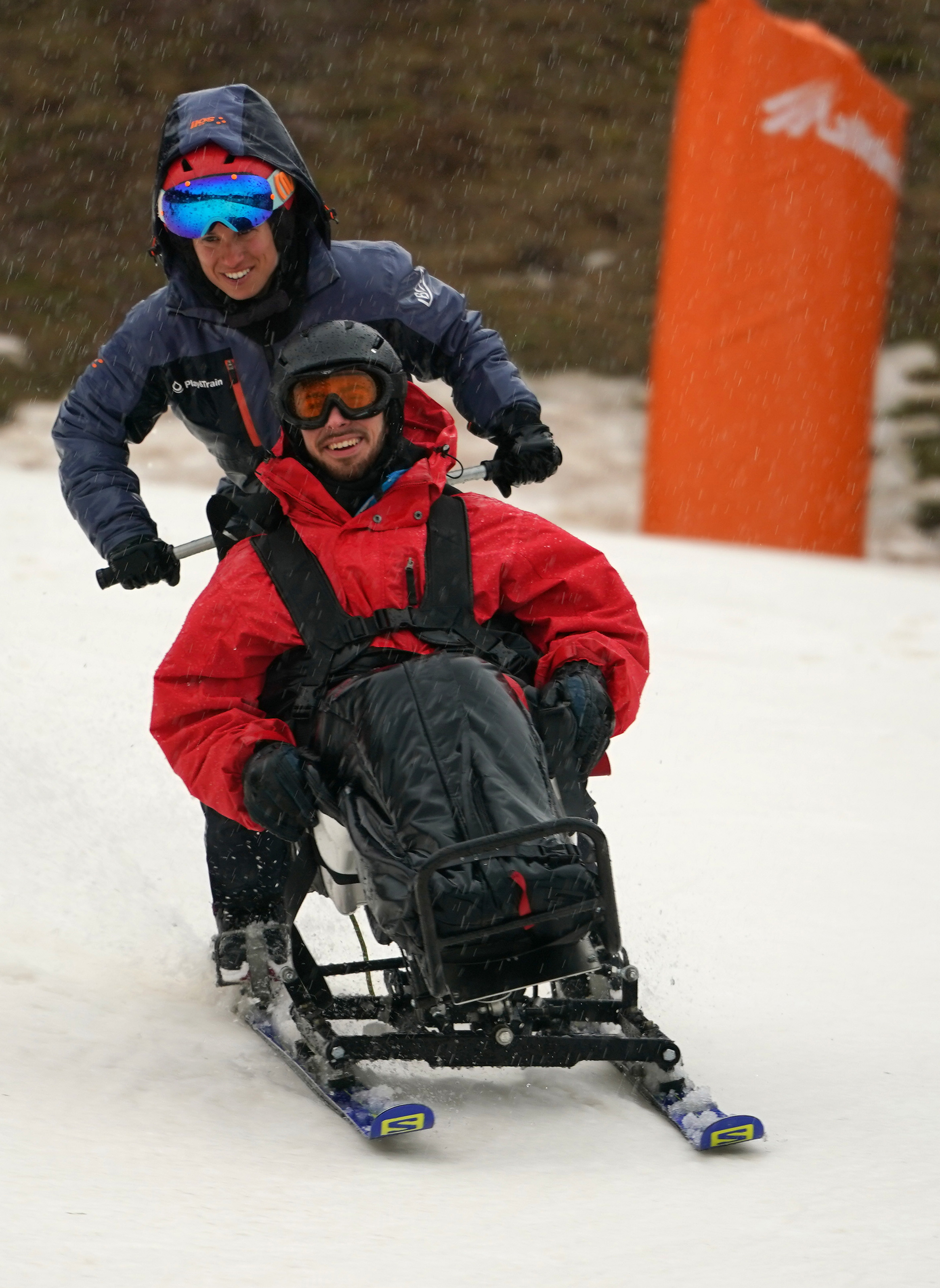L’acte de presentació del nou protocol ha servit per realizar activitats inclusives com la baixada en tàndem per la pista ‘El Bosquet’, l’esquiada amb Gabriel Gorce i el seu guia així com provar els ‘handbikes’ i materials adaptats.