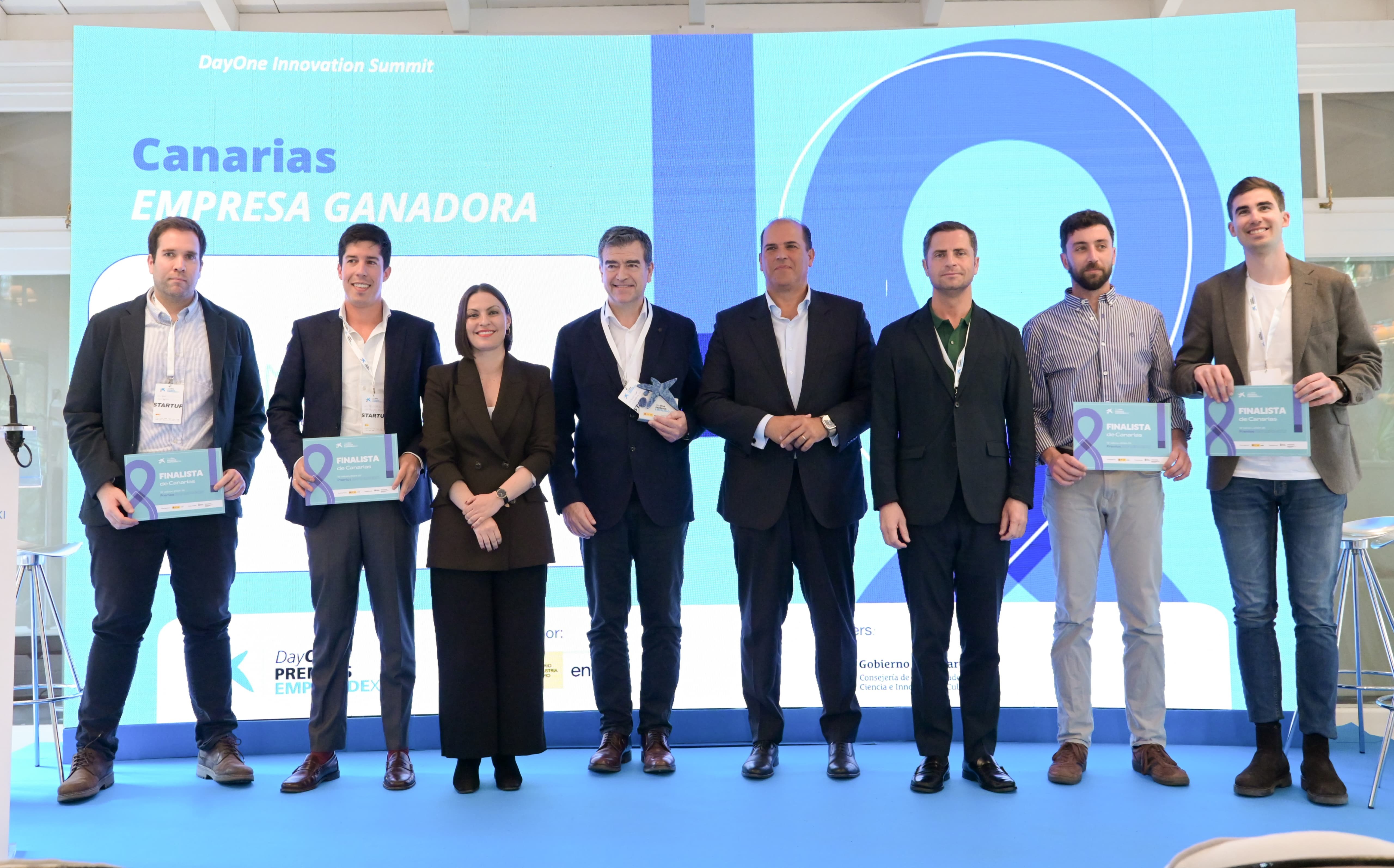 Foto de familia con el ganador y finalistas de los Premios EmprendeXXI en Canarias.