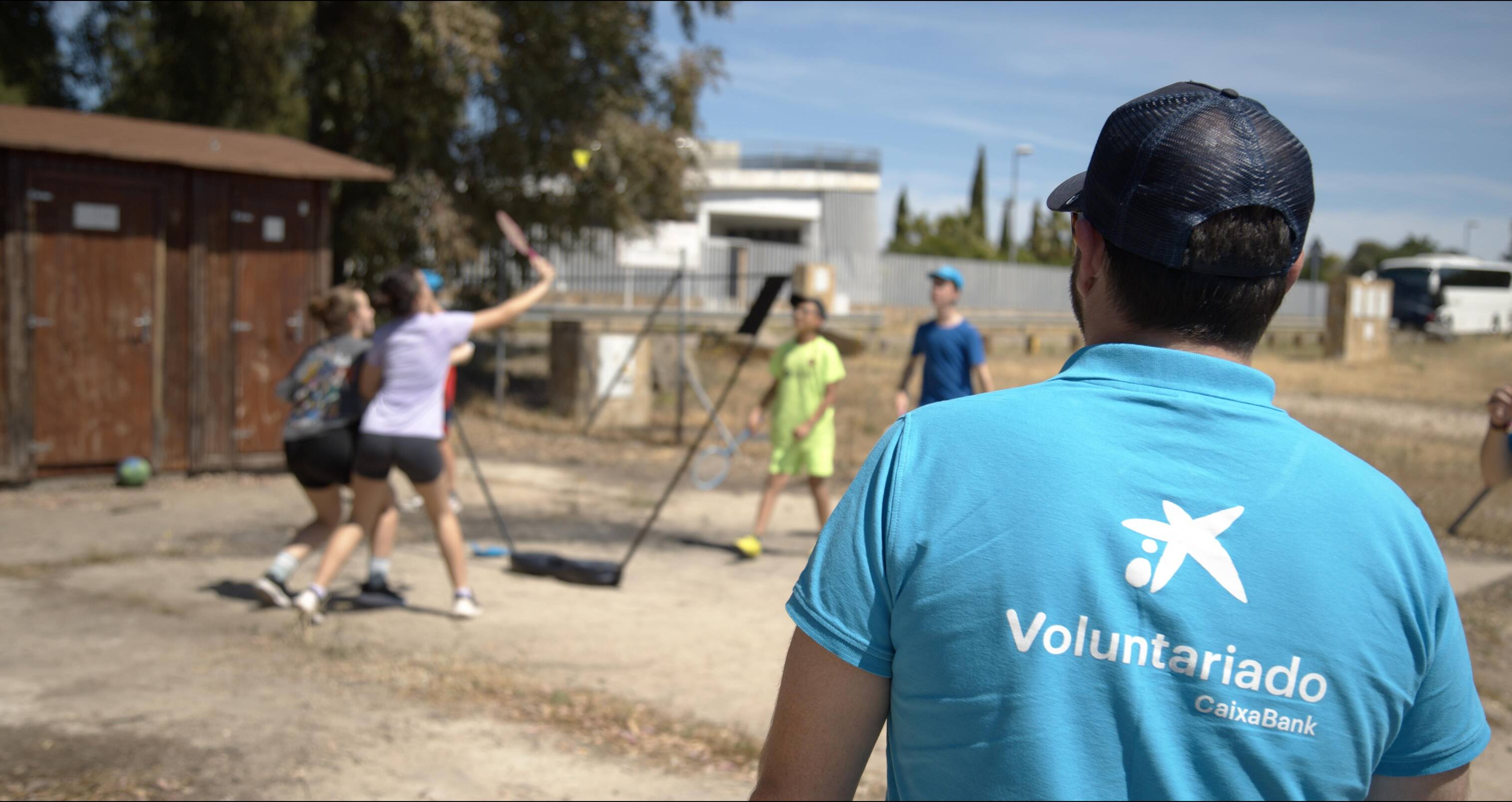 Foto de un voluntariado de CaixaBank en una de las actividades impulsadas en Mérida.