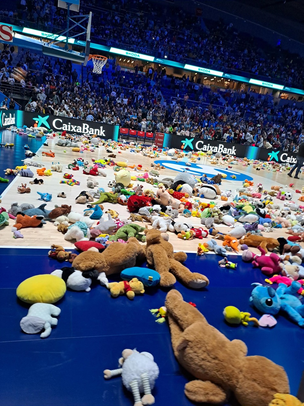 Lluvia de peluches en el descanso del partido del Movistar Estudiantes