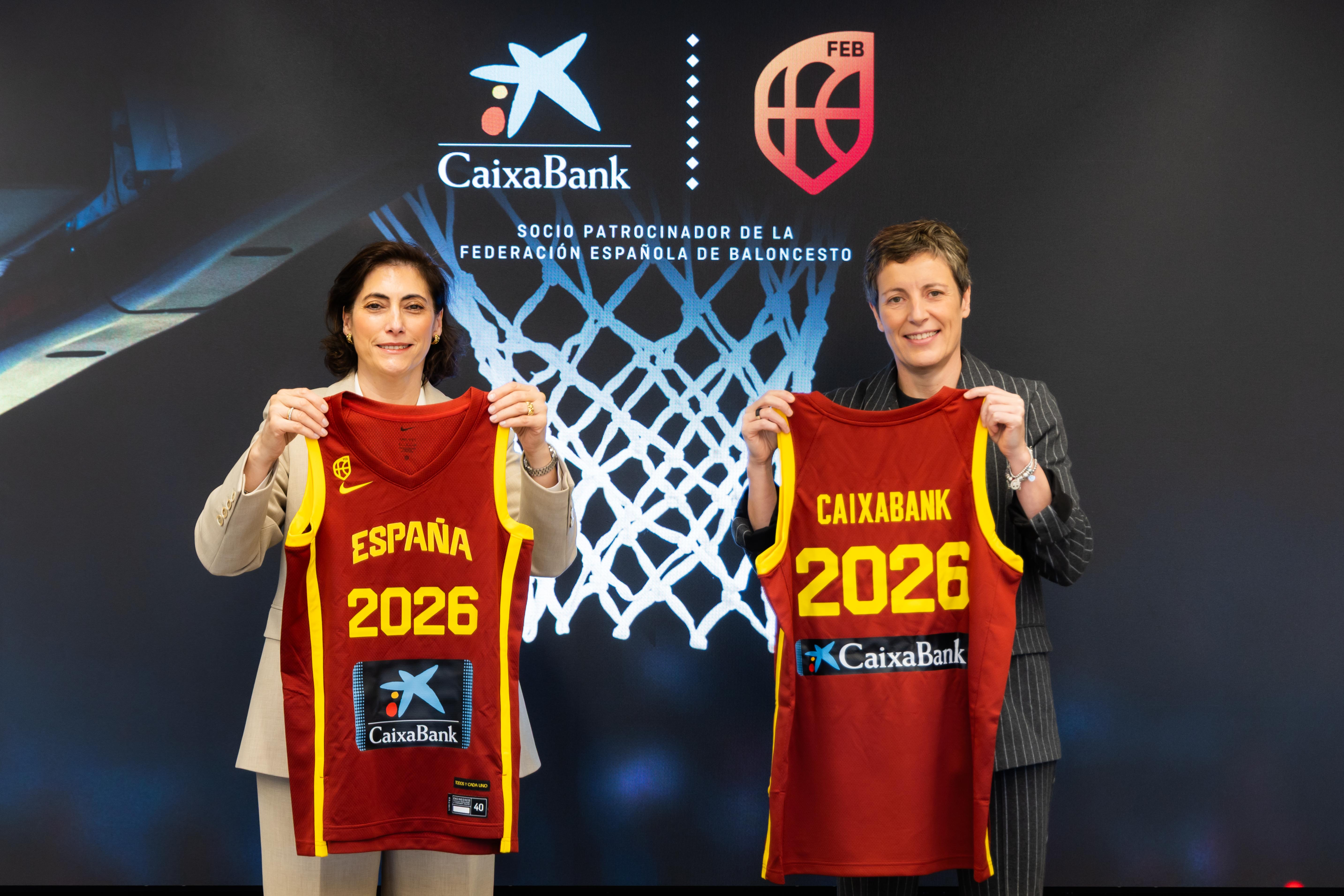 Maria Lluïsa Martínez Gistau, directora de Comunicació i Relacions Institucionals de CaixaBank, i Elisa Aguilar, presidenta de la Federació Espanyola de Bàsquet (FEB), han signat la renovació de l'acord de patrocini