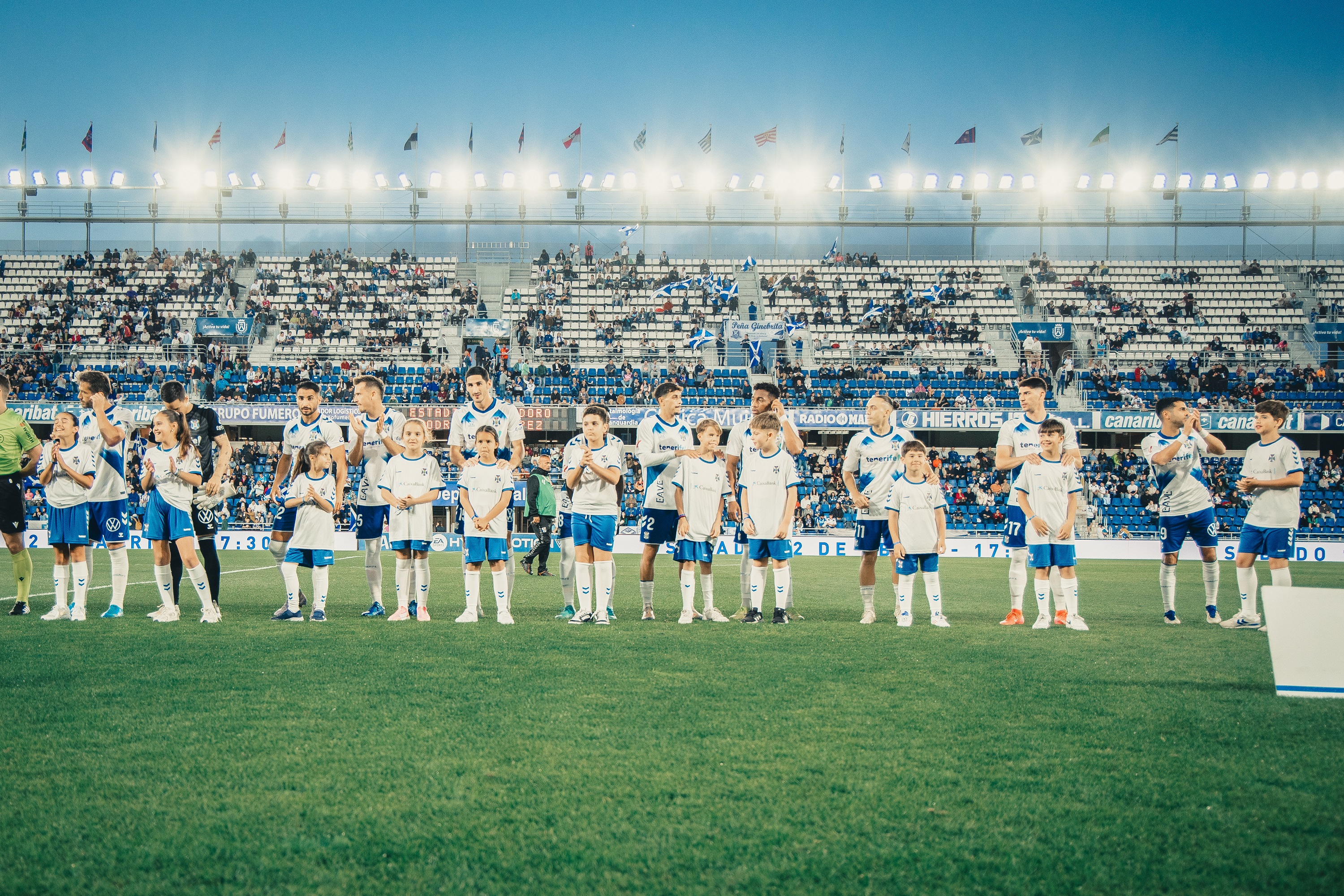 11 jóvenes tinerfeñistas disfrutaron del Escort Kids organizado por CaixaBank en el partido del CD Tenerife ante el Granada CF.
