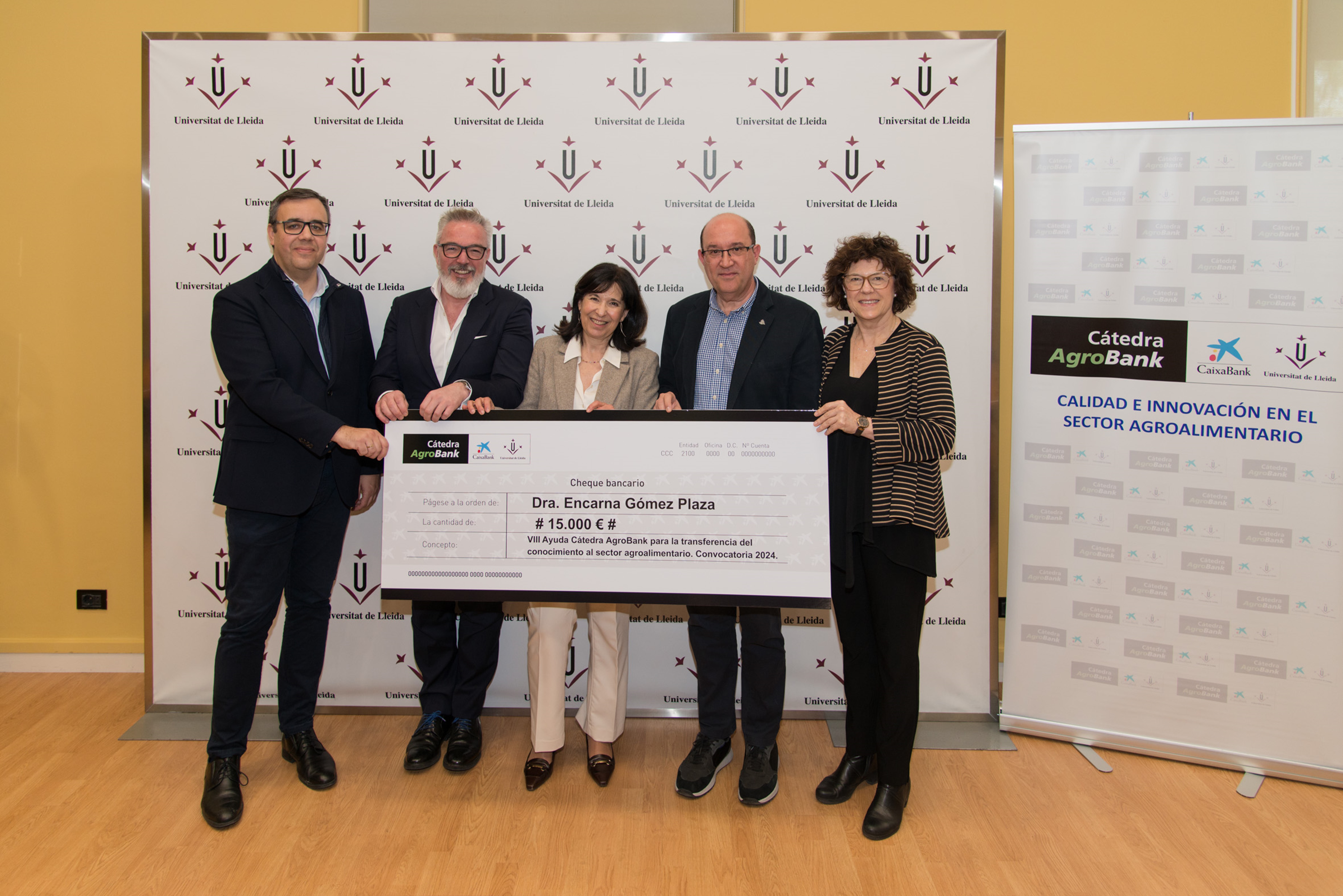 De izquierda a derecha, Ricardo Jurado , investigador de la empresa AGROVIN; Carlos Seara, director de Red de AgroBank; Encarna Gómez, investigadora de la Universidad de Murcia; Antonio Ramos, director de la Cátedra AgroBank, y Olga Martín, Vicerrectora de Transferencia del Conocimiento de la Universitat de Lleida. Foto: UdL