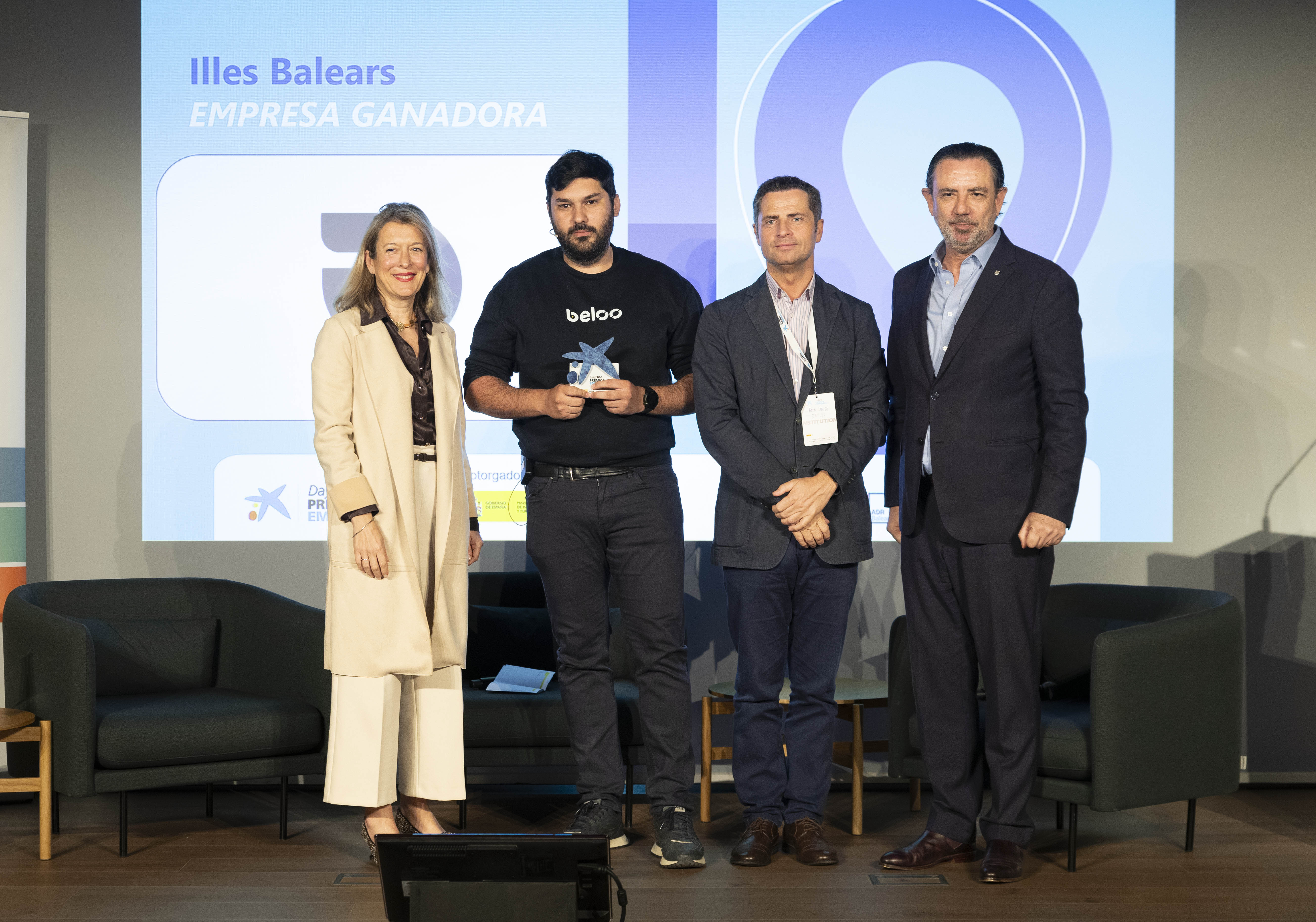 La directora territorial de CaixaBank a Balears, María Cruz Rivera; el guanyador d'aquesta edició Adrián Rincón CEO y Fundador de Beloo;  Borja Cabezón, conseller delegat d'Enisa y el Conseller d'Empresa, Ocupació i Energia del Govern, Alejandro Sáez de San Pedro
