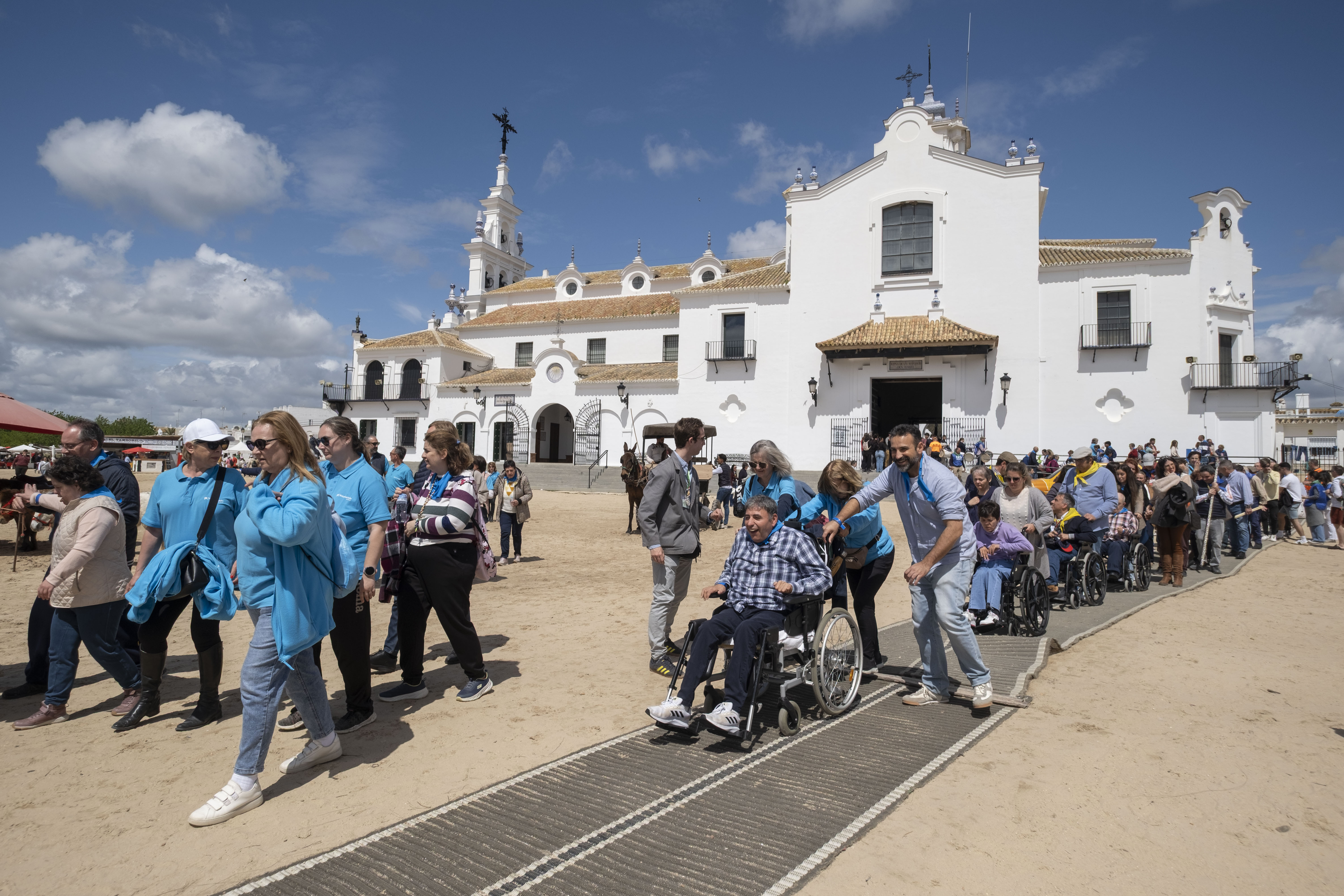 Salida de los participantes de “Camino del Rocío Sin Barreras” de la Ermita