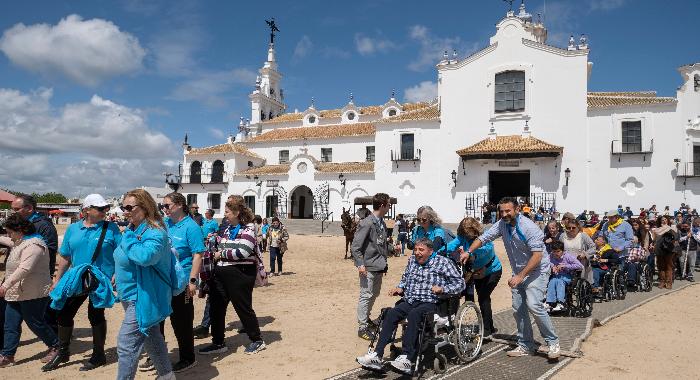 Un centenar de voluntarios de CaixaBank se unen al ‘Camino del Rocío Sin Barreras’ acompañando a 300 personas con discapacidad