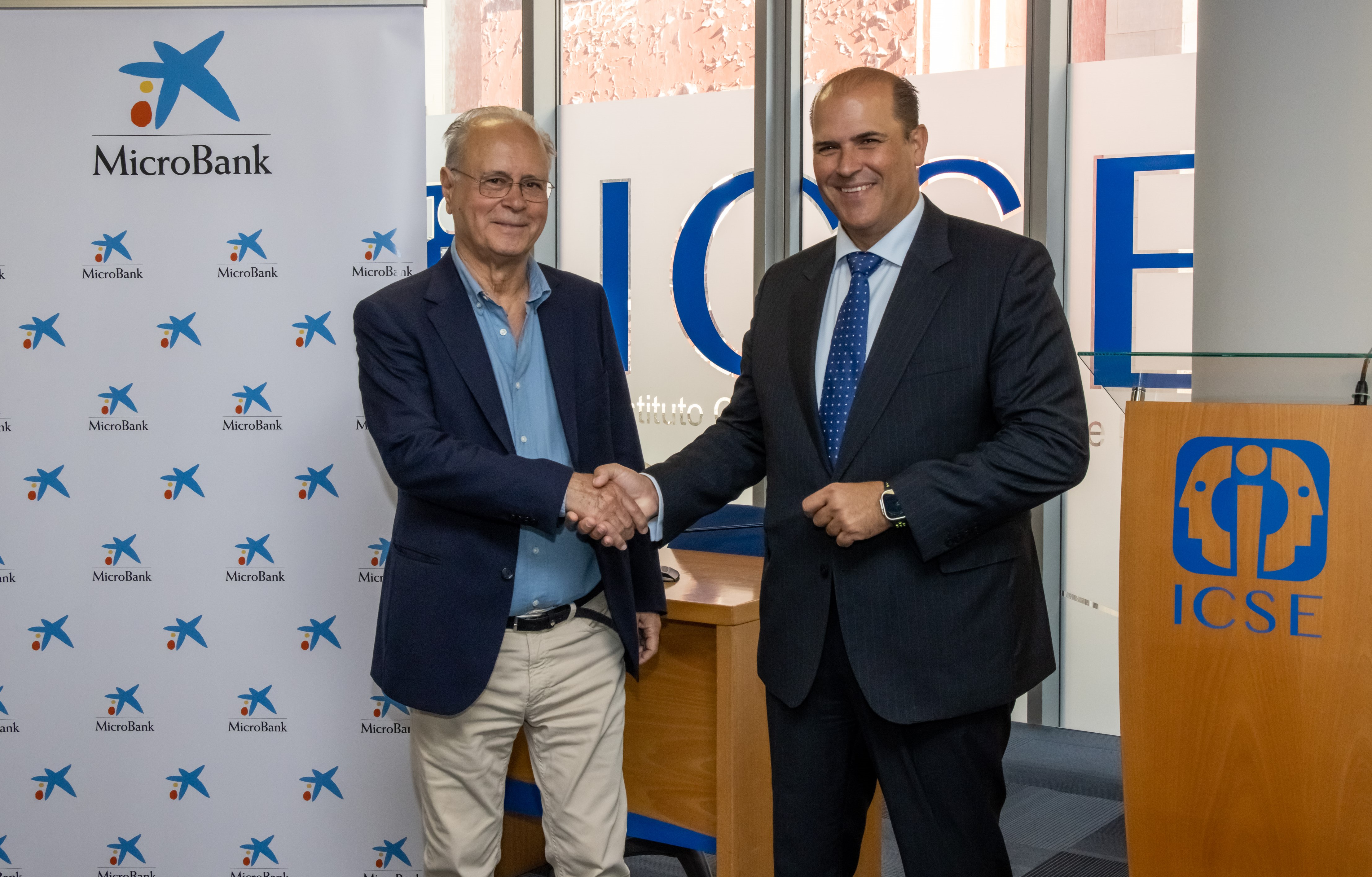José Domingo Martín, presidente y fundador de ICSE, y Manuel Afonso, director territorial de CaixaBank en Canarias, durante la presentación de esta alianza.