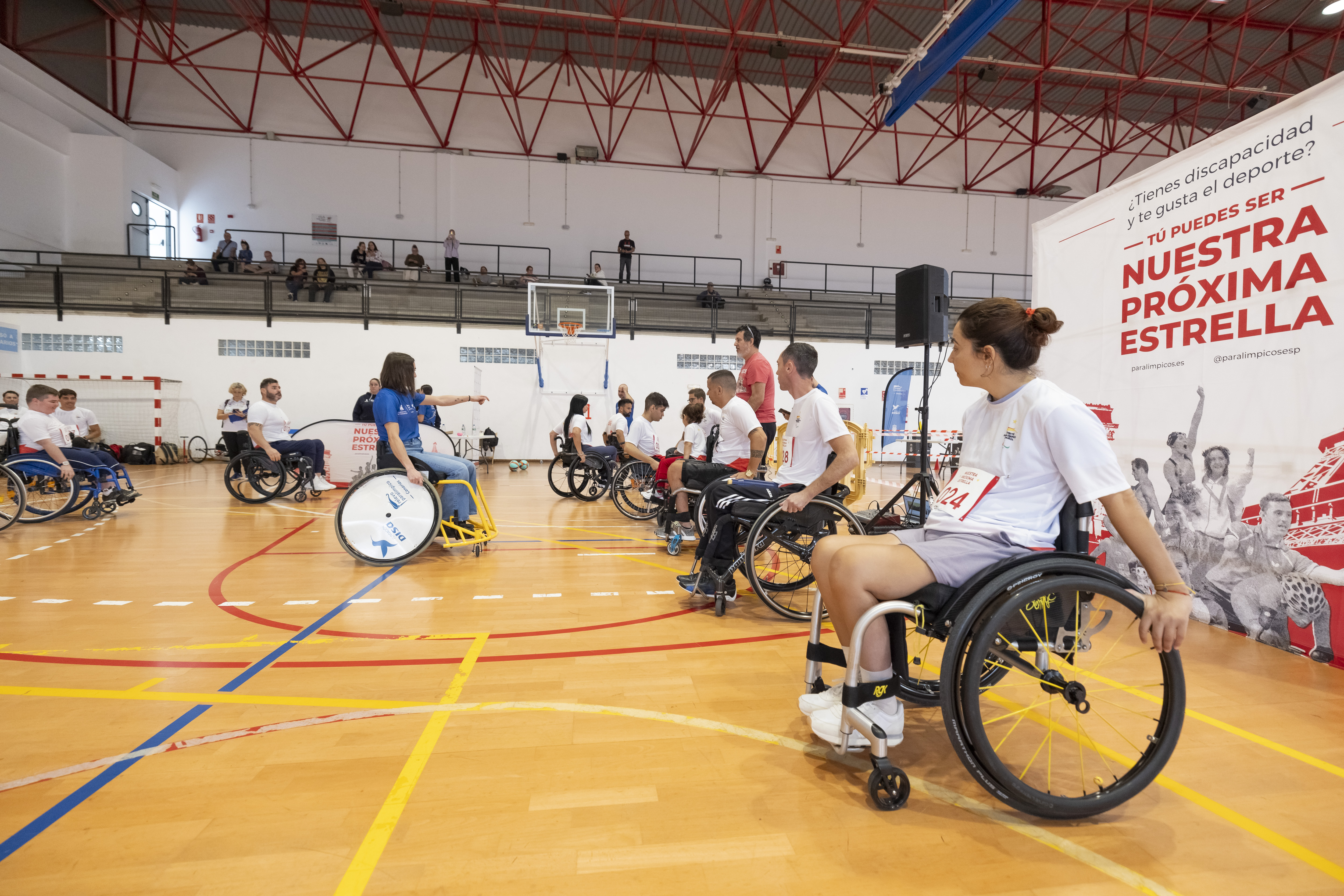 Miembros del Comité Paralímpico dan las instrucciones a los participantes antes del inicio de las jornadas
