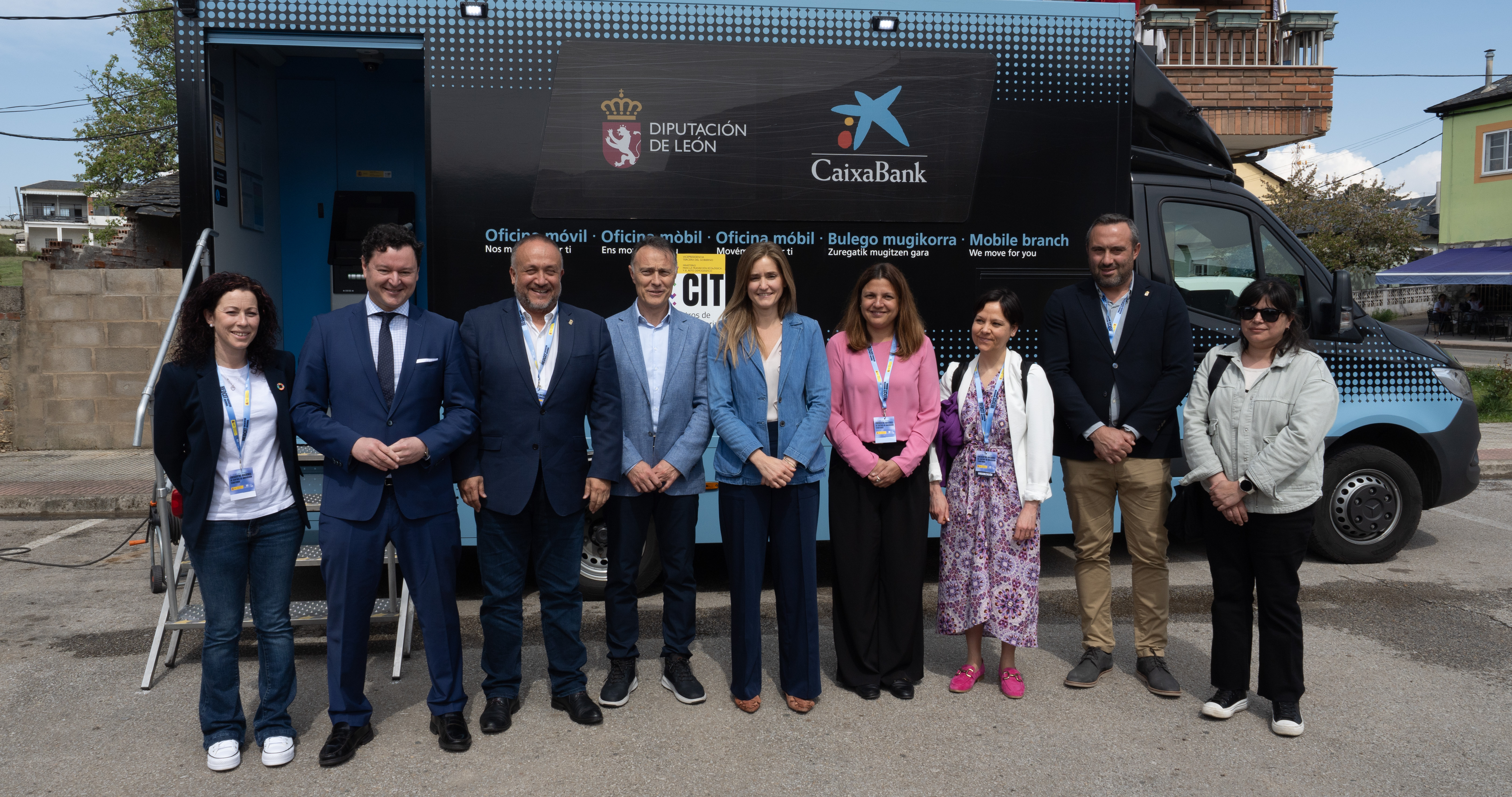 Foto de família de la visita de la vicepresidenta tercera i ministra per a la Transició Ecològica i el Repte Demogràfic, Sara Aagesen, a l'oficina mòbil de CaixaBank a Cabañas Raras (Lleó), (al centre), acompanyada del director territorial de CaixaBank a Castella i Lleó, Gerardo Cuartero (segon per l'esquerra.).