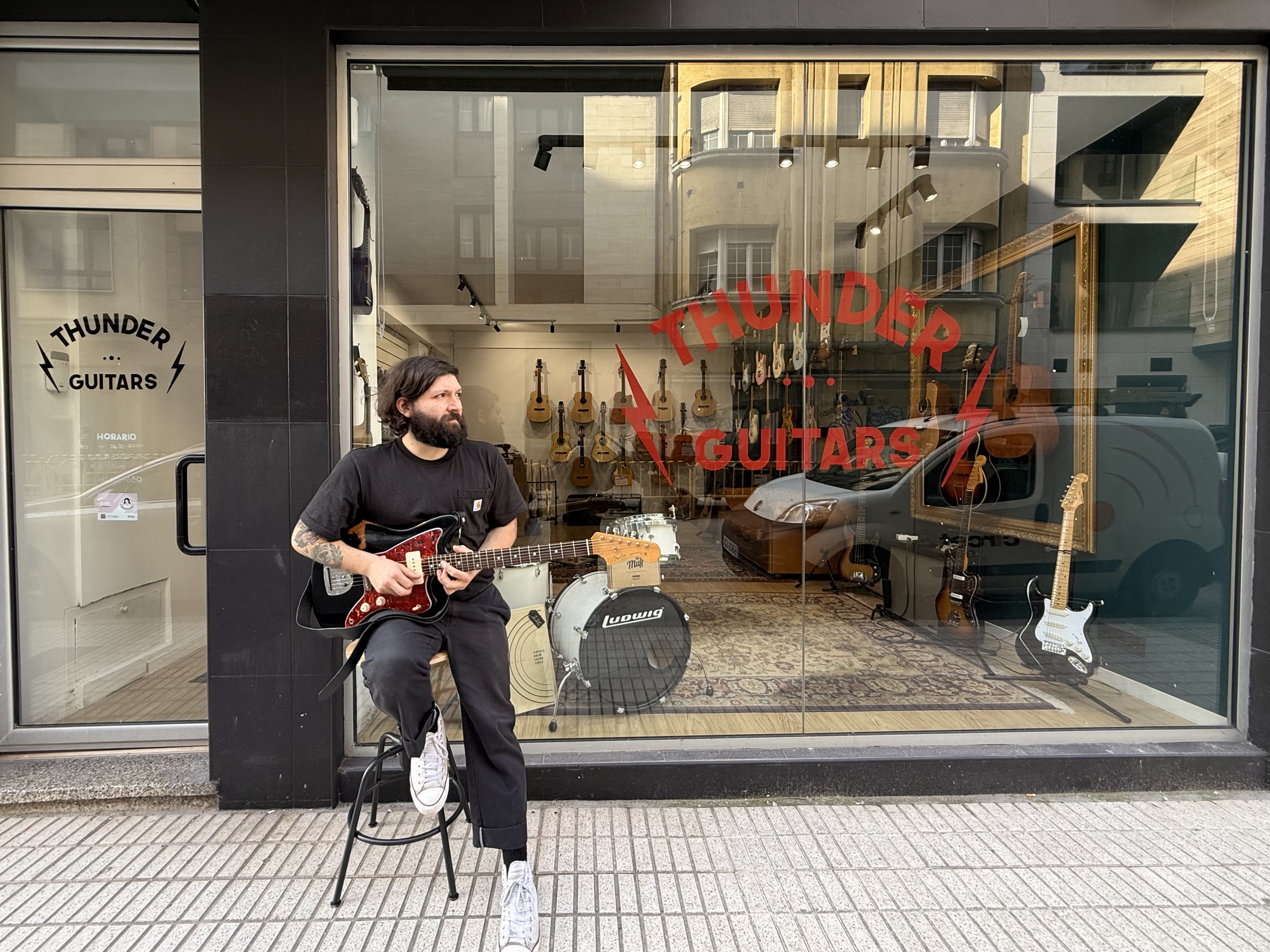 Patricio Esteban impulsó su negocio Thunder Guitars con el apoyo de MicroBank