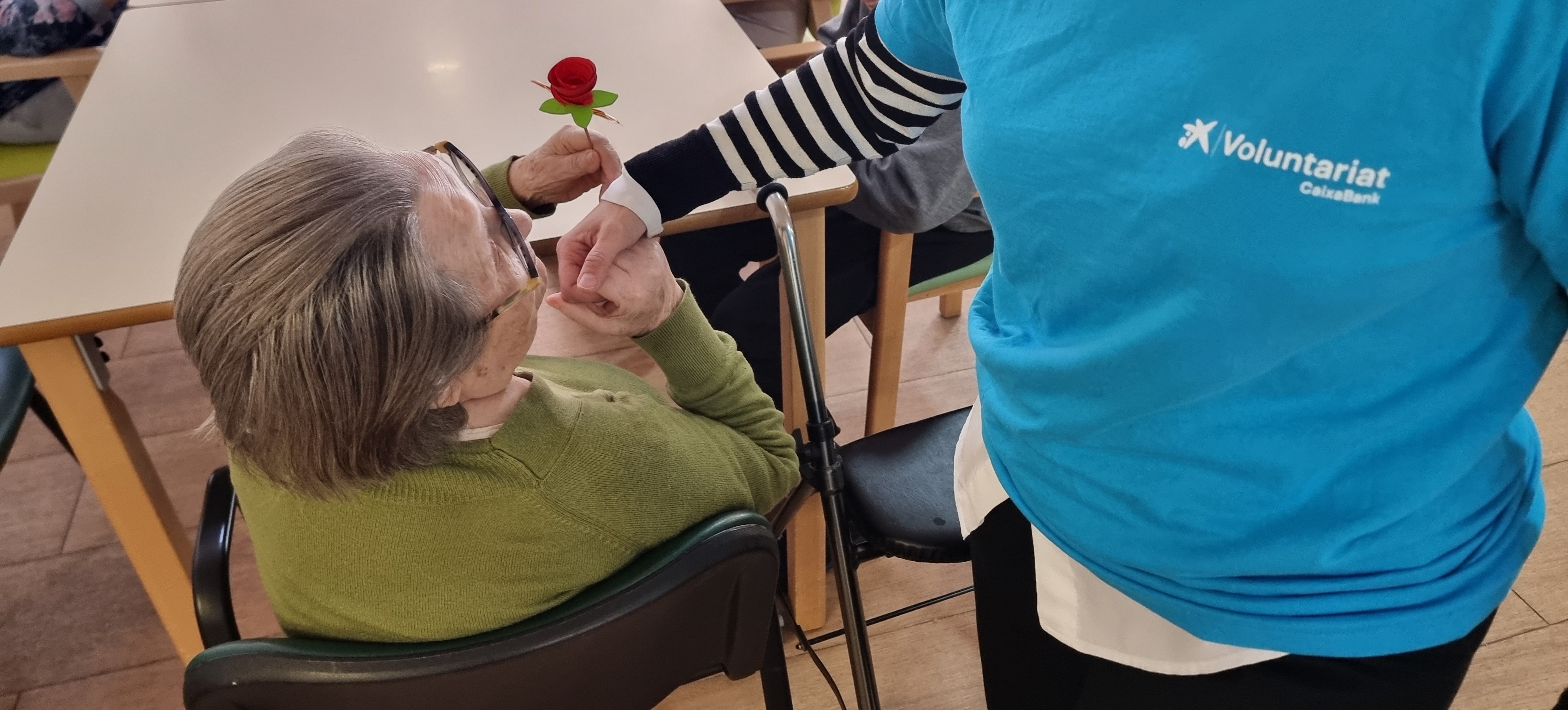 Entrega de una rosa durante la Diada de Sant Jordi