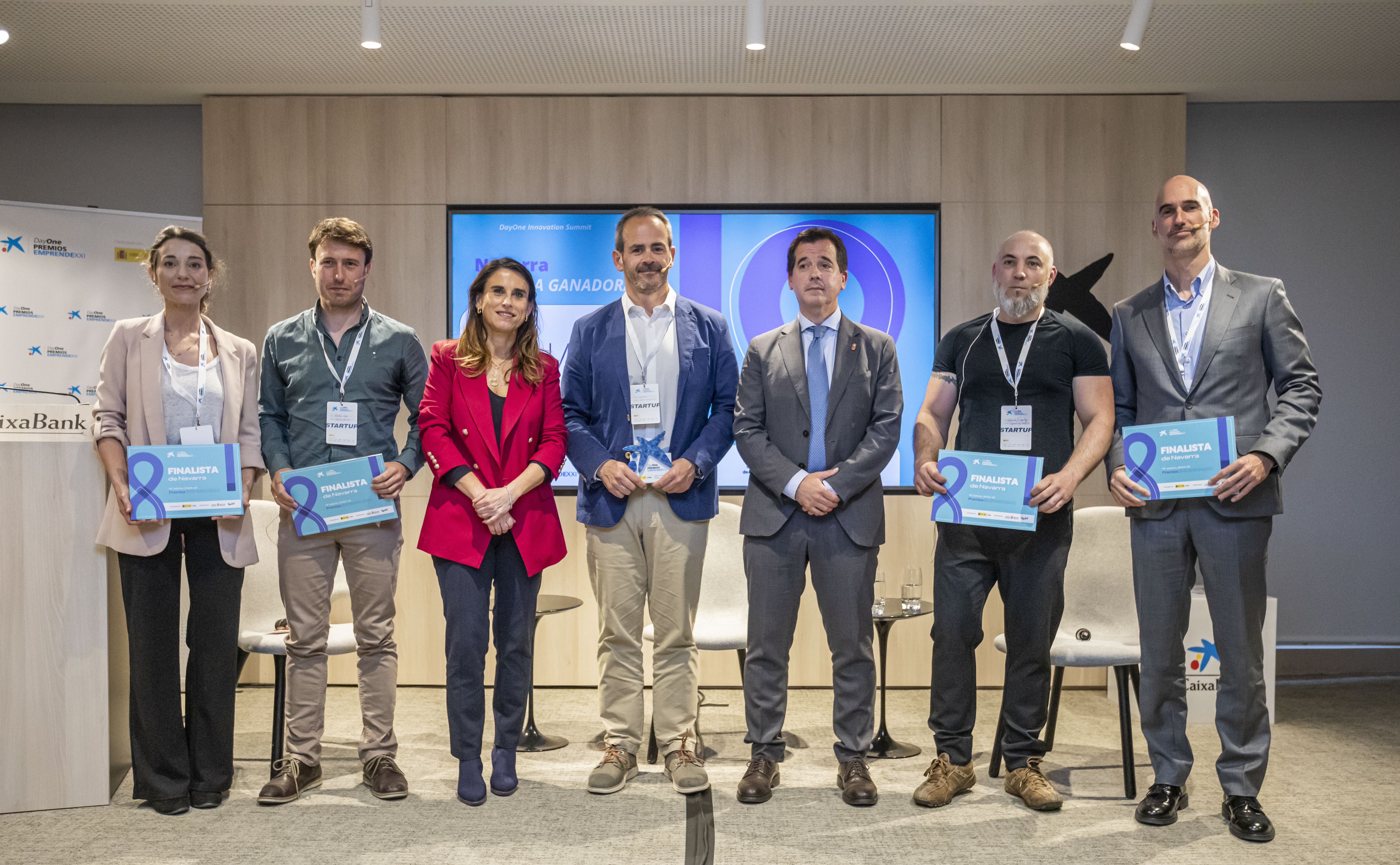Isabel Moreno, directora territorial Ebro de CaixaBank, y Mikel Irujo, consejero de Industria y de Transición Ecológica y Digital Empresarial del Gobierno de Navarra, con el ganador, Ricardo Pérez, director general de MIMO Biosciences, y los finalistas
