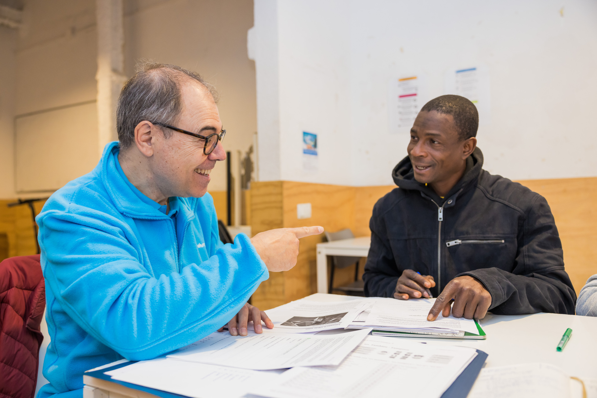 Imatge d´un voluntari de CaixaBank impartint classes d´espanyol.