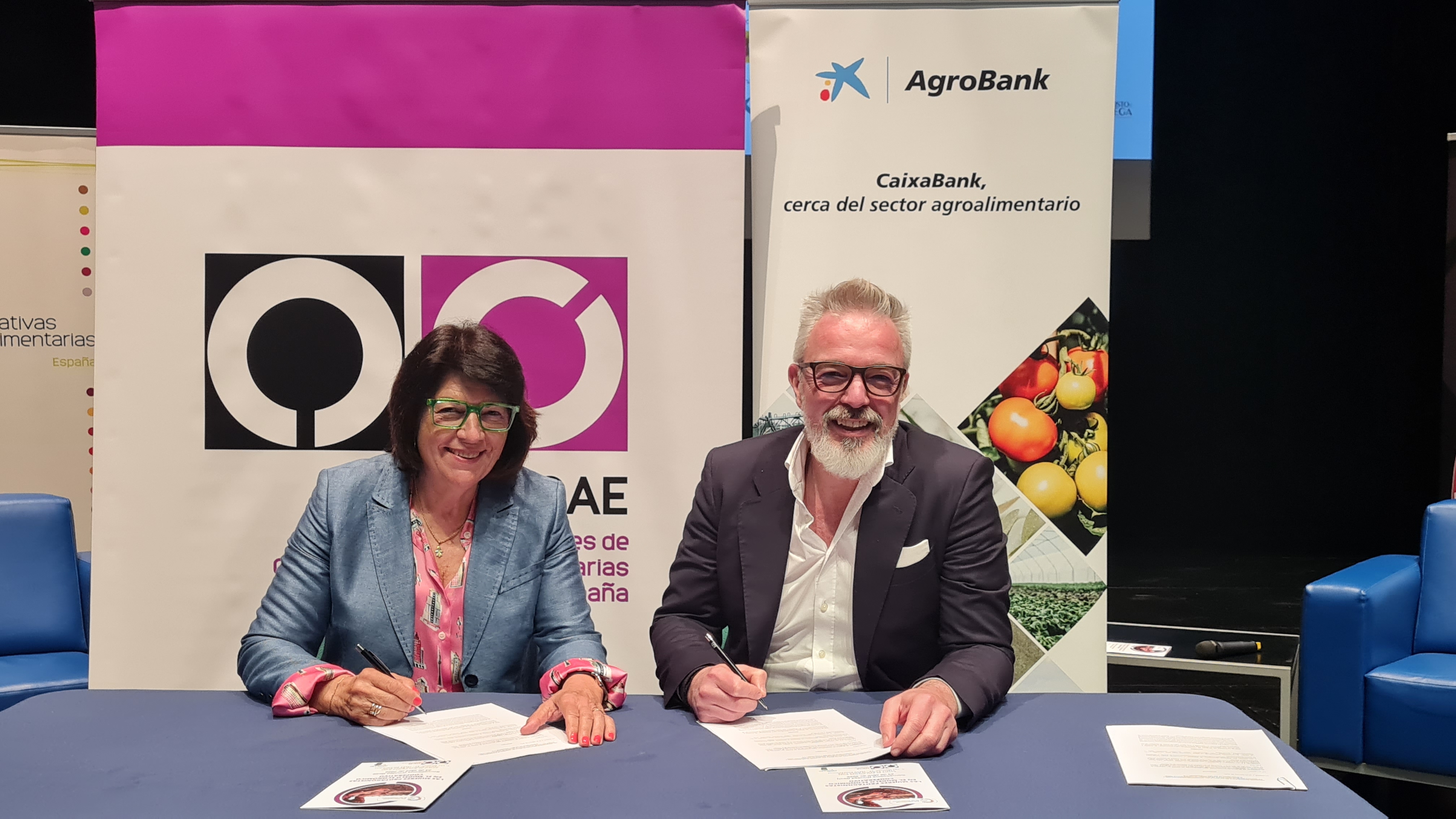 Dolores Calvo, presidenta de AMCAE, y Carlos Seara, director de Negocio de AgroBank, durante la firma.