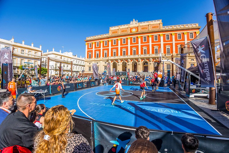 El renovat Circuit 3x3 CaixaBank, el circuit de bàsquet 3x3 al carrer més gran que es disputa des de l'any 2012, una de les competicions de referència de l'esport base que ha congregat 60.000 jugadors de totes les edats i que ha rebut més de 430.000 visitants després de recórrer 49 ciutats espanyoles al llarg de la seva història.