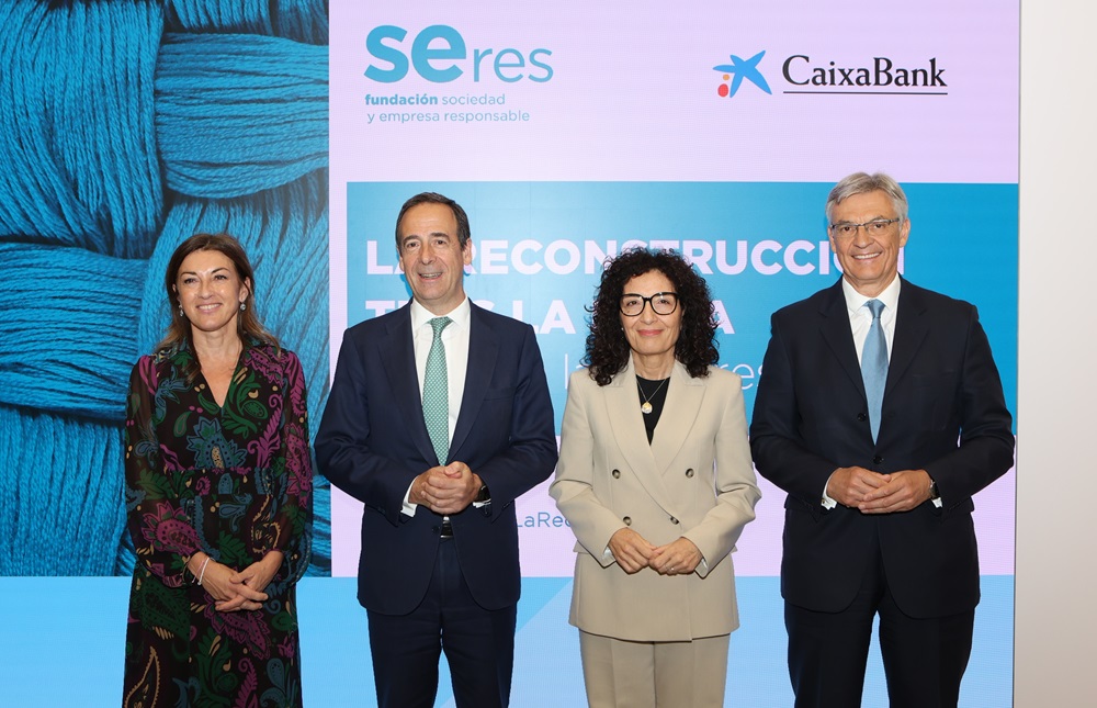 La directora general de Fundación SERES, Ana Sainz; el consejero delegado de CaixaBank, Gonzalo Gortázar; la presidenta de Cruz Roja Española, María del Mar Pageo; y el presidente de Fundación SERES, Fernando Ruiz.
