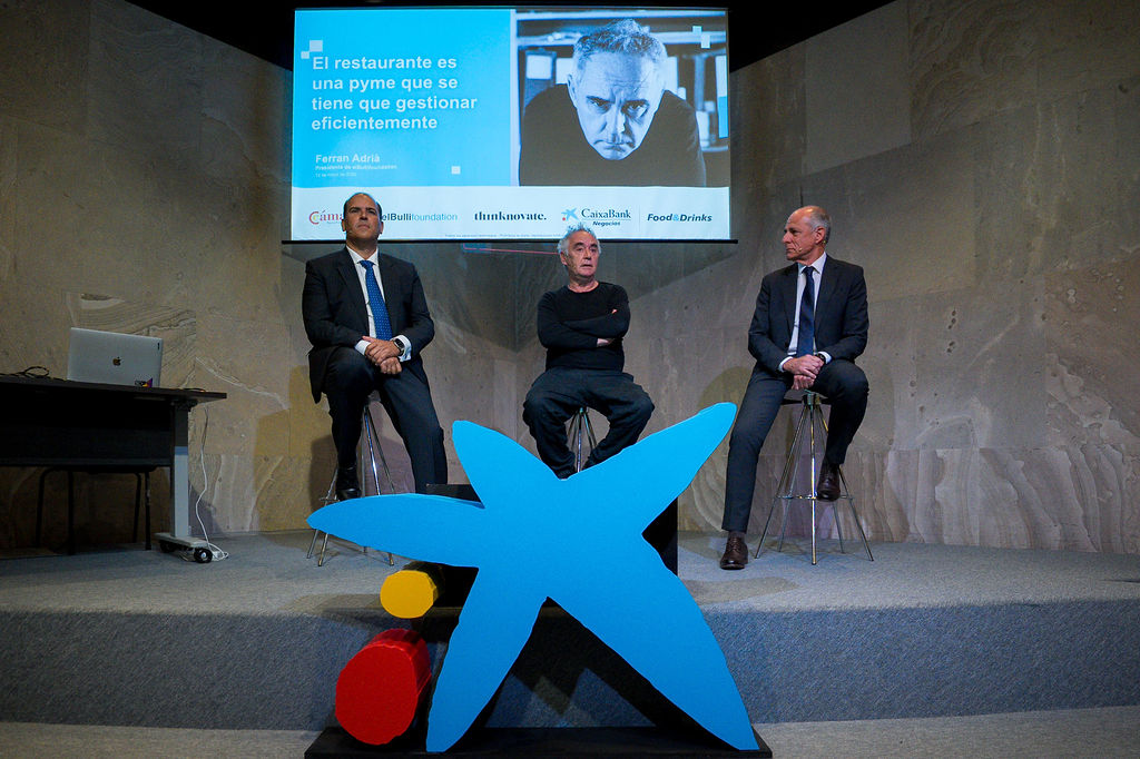 Manuel Afonso, director territorial de CaixaBank en Canarias; Ferran Adrià, presidente de elBullifoundation, y Santiago Sesé, presidente de la Cámara de Comercio de Santa Cruz de Tenerife.