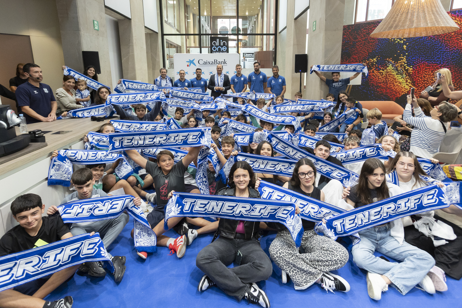 Meet&Greet de CaixaBank con jugadores del CD Tenerife celebrado en la oficina 'all in one' Tenerife.