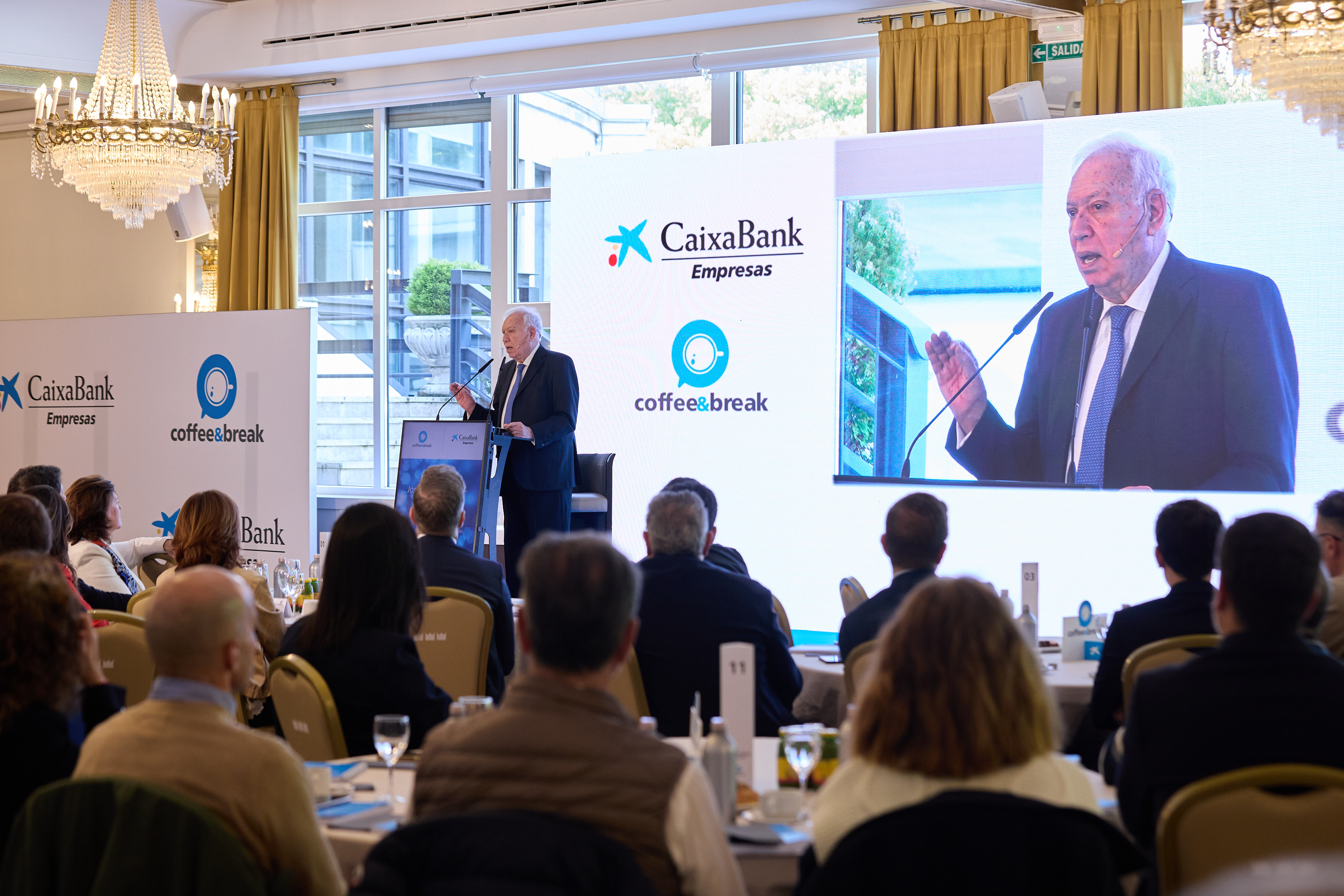 El ponente, García-Margallo, durante el encuentro empresarial organizado por CaixaBank Empresas en Pamplona