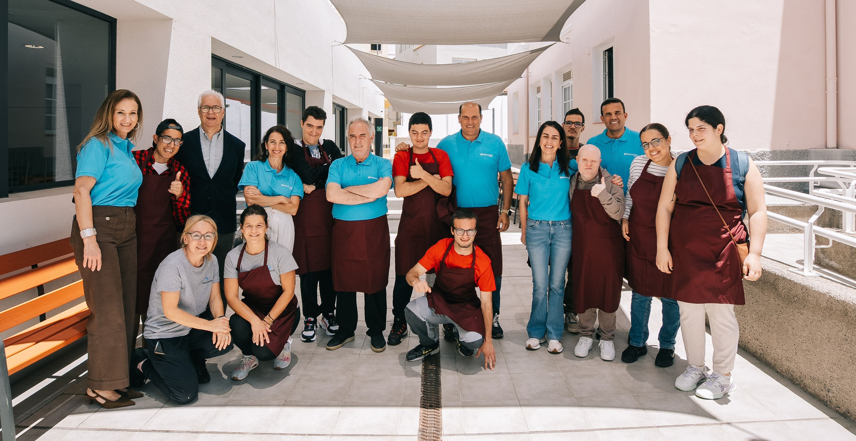 Voluntariado CaixaBank y Ferran Adriá con los participantes del taller de cocina celebrado en las instalaciones de Aspronte dentro del 'Mes Social'.